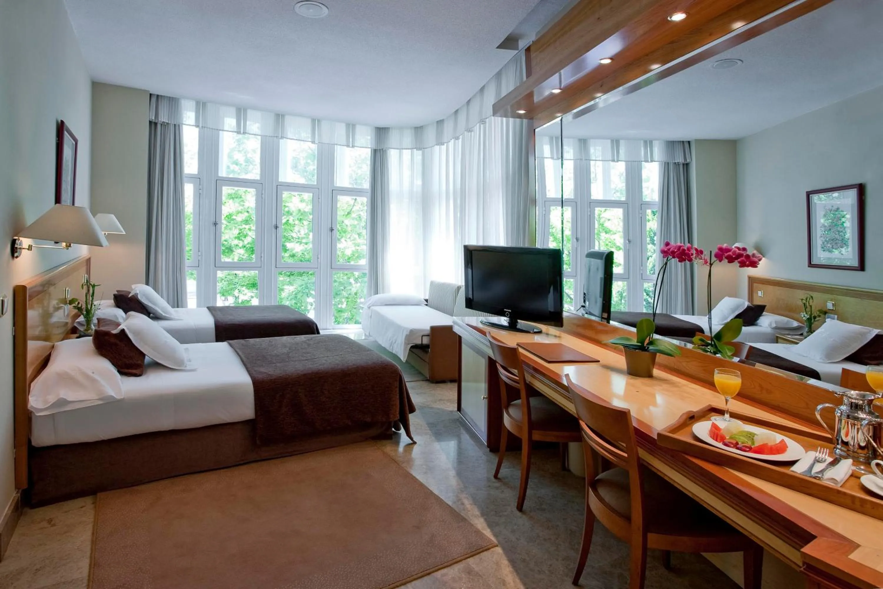 Family Room (2 Adults + 1 Child) in VP Jardín de Tres Cantos