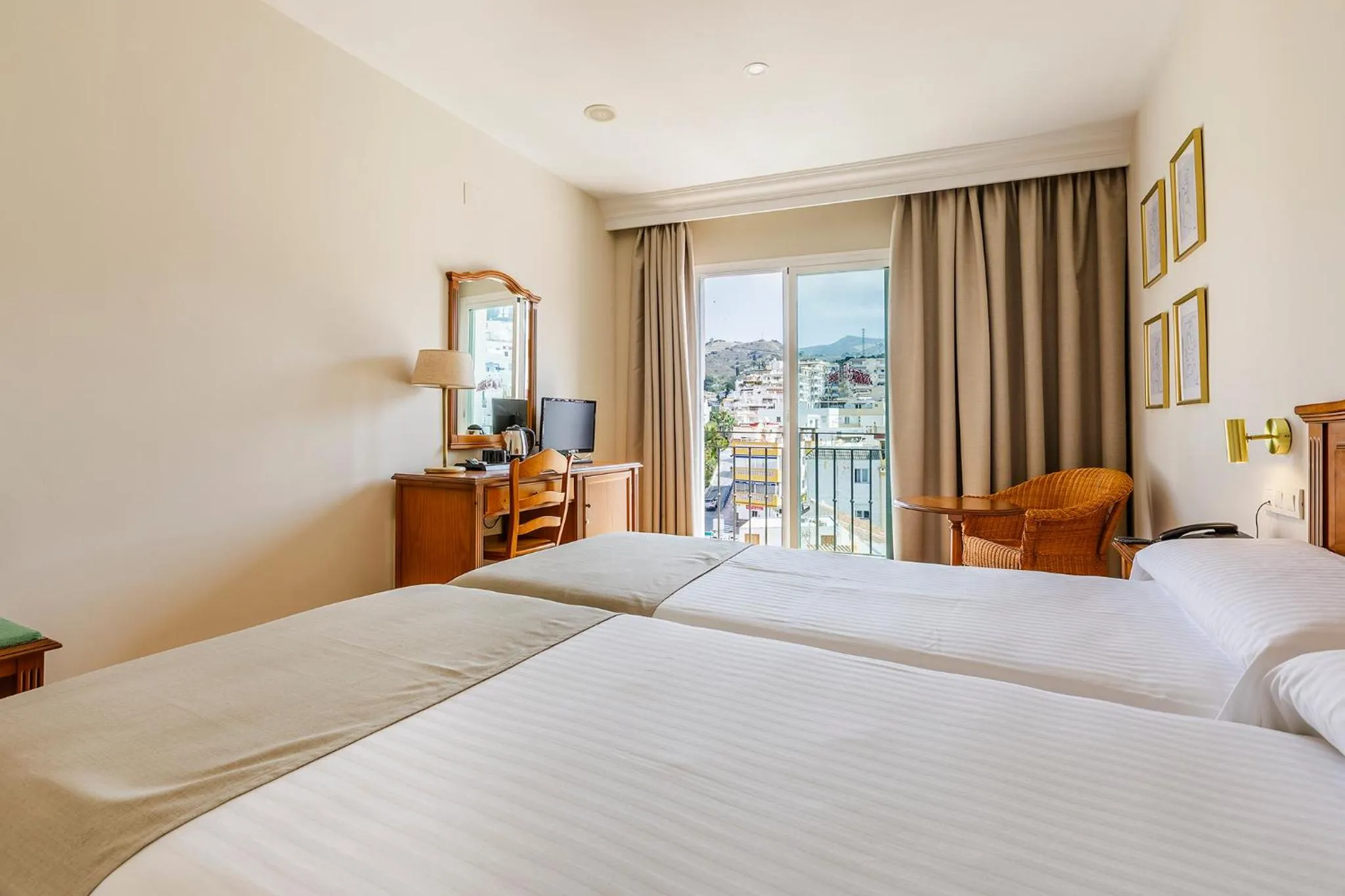 Double Room with Balcony in Hotel Almijara - Mares