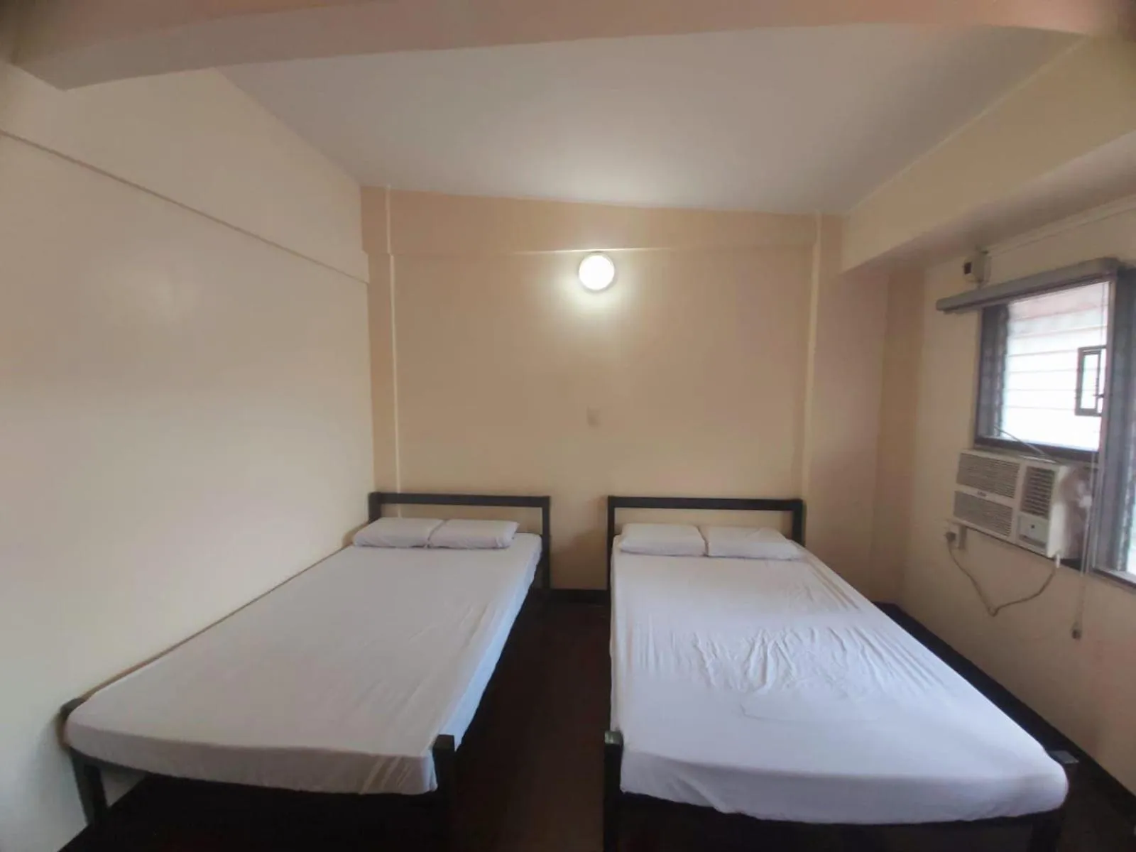 Standard Twin Room in OYO 916 Angel's Boardrooms