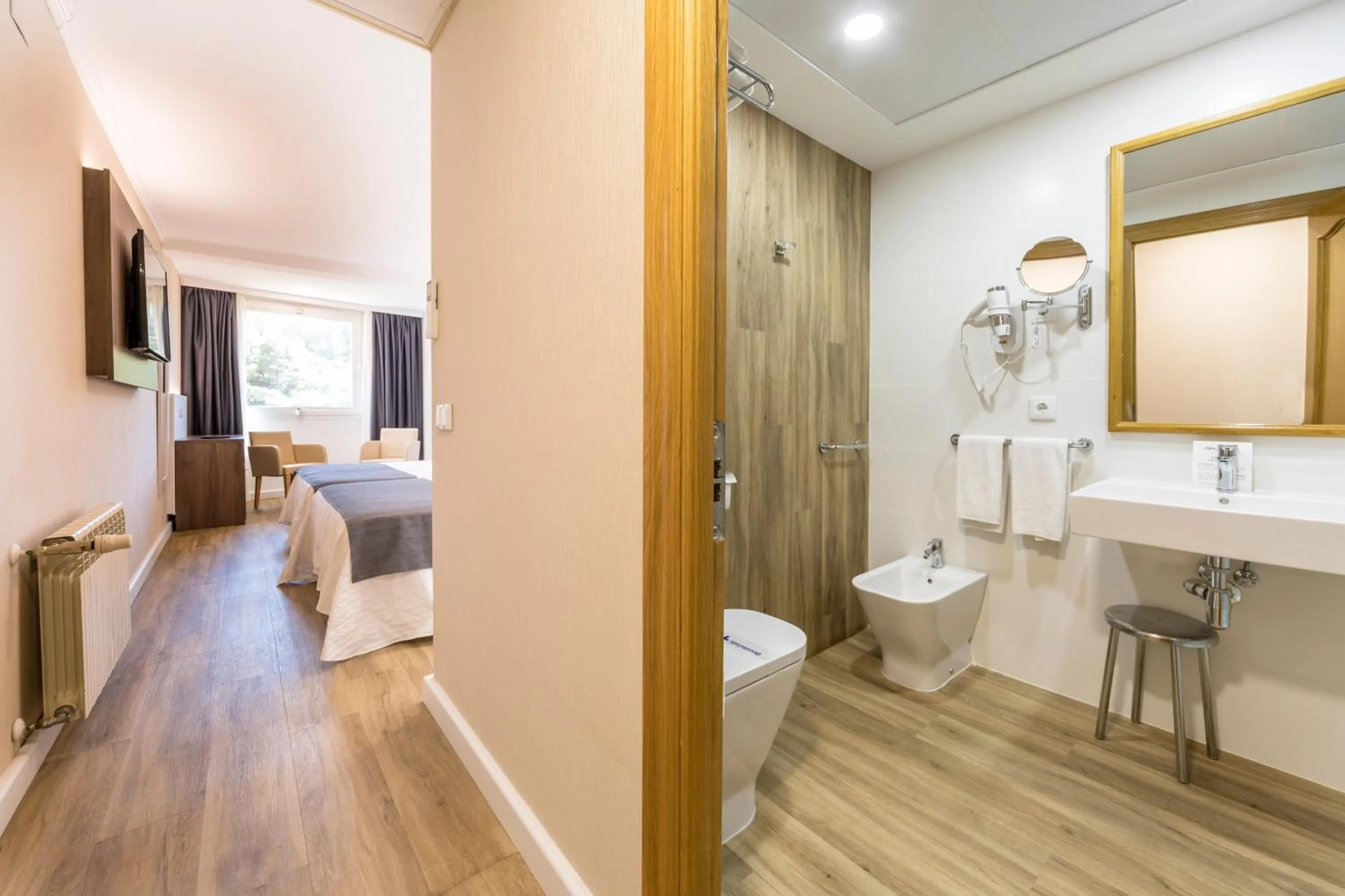 Triple Room (2 Adults + 1 Child) in Hotel Rosaleda del Mijares