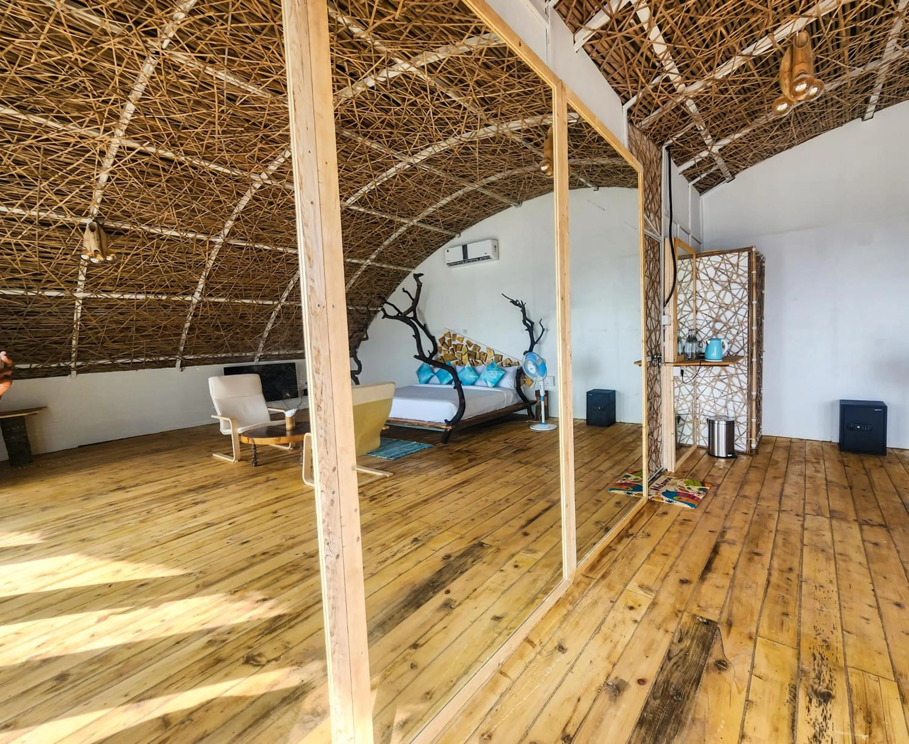 Standard King Room in Obrigado by Craftels