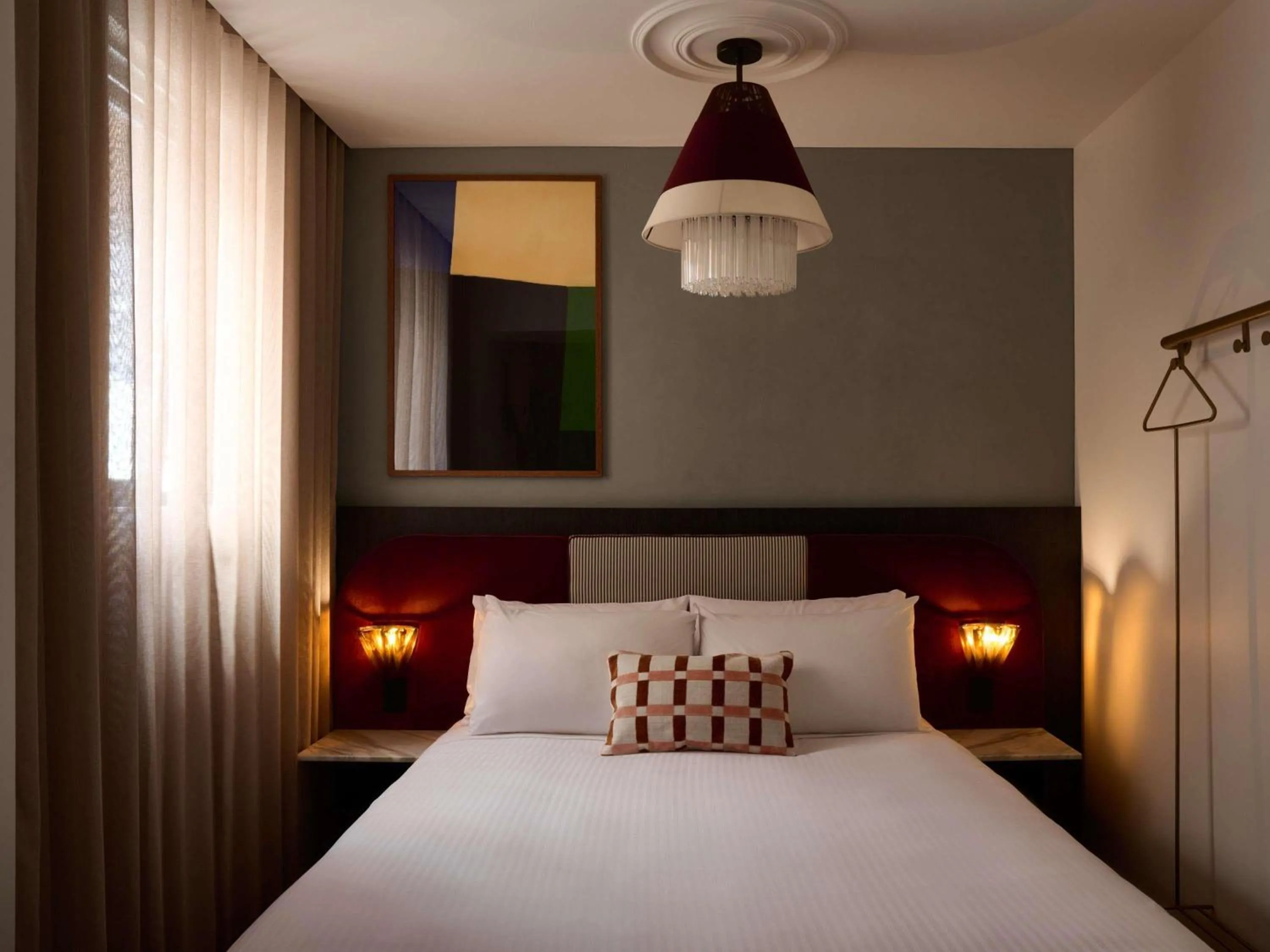 Bambina Queen Room - Accessible in Hotel Morris Sydney, Handwritten Collection