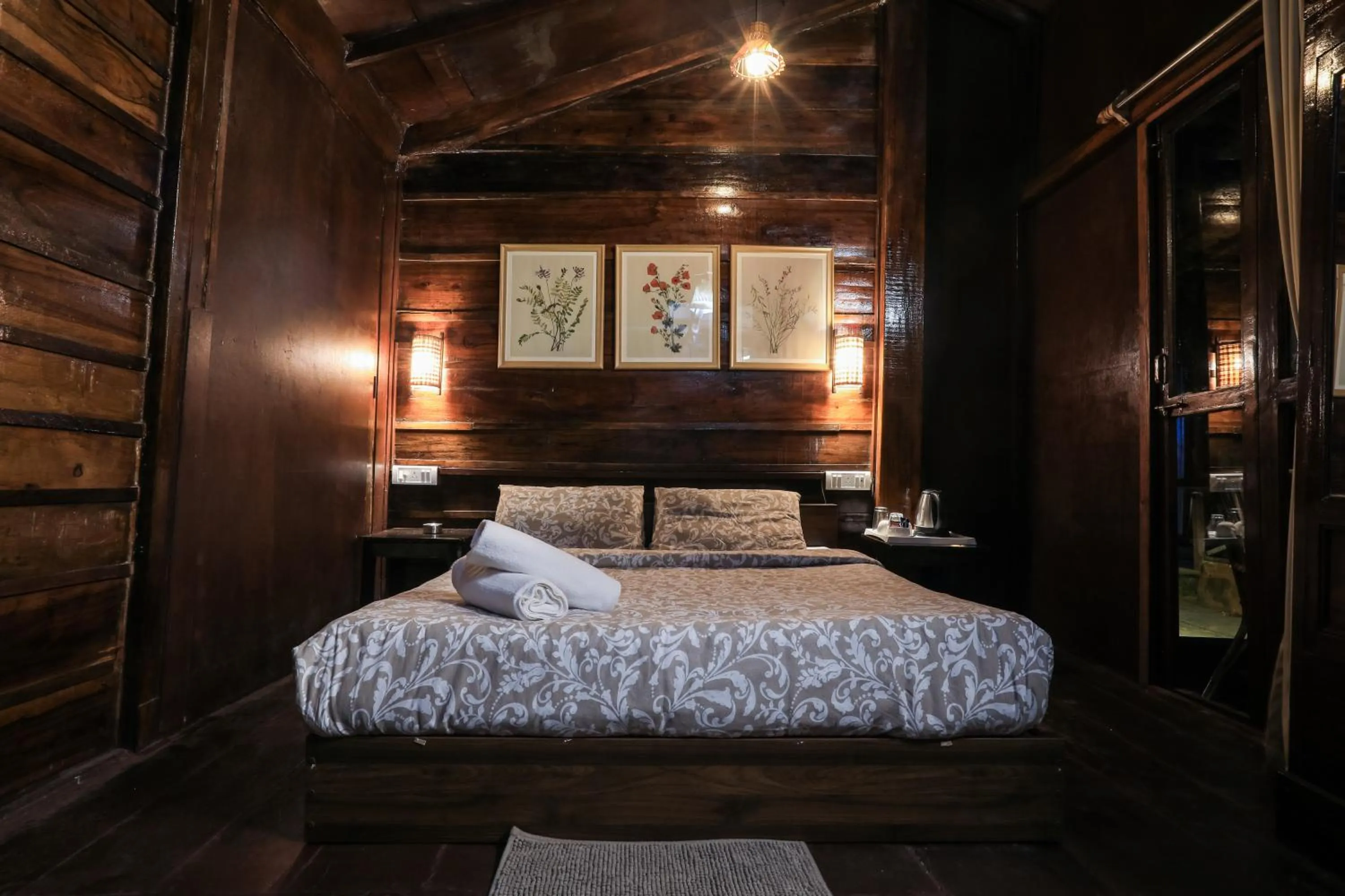  Wooden cabins with Balcony in Woodpegger By The Beach, Mandrem