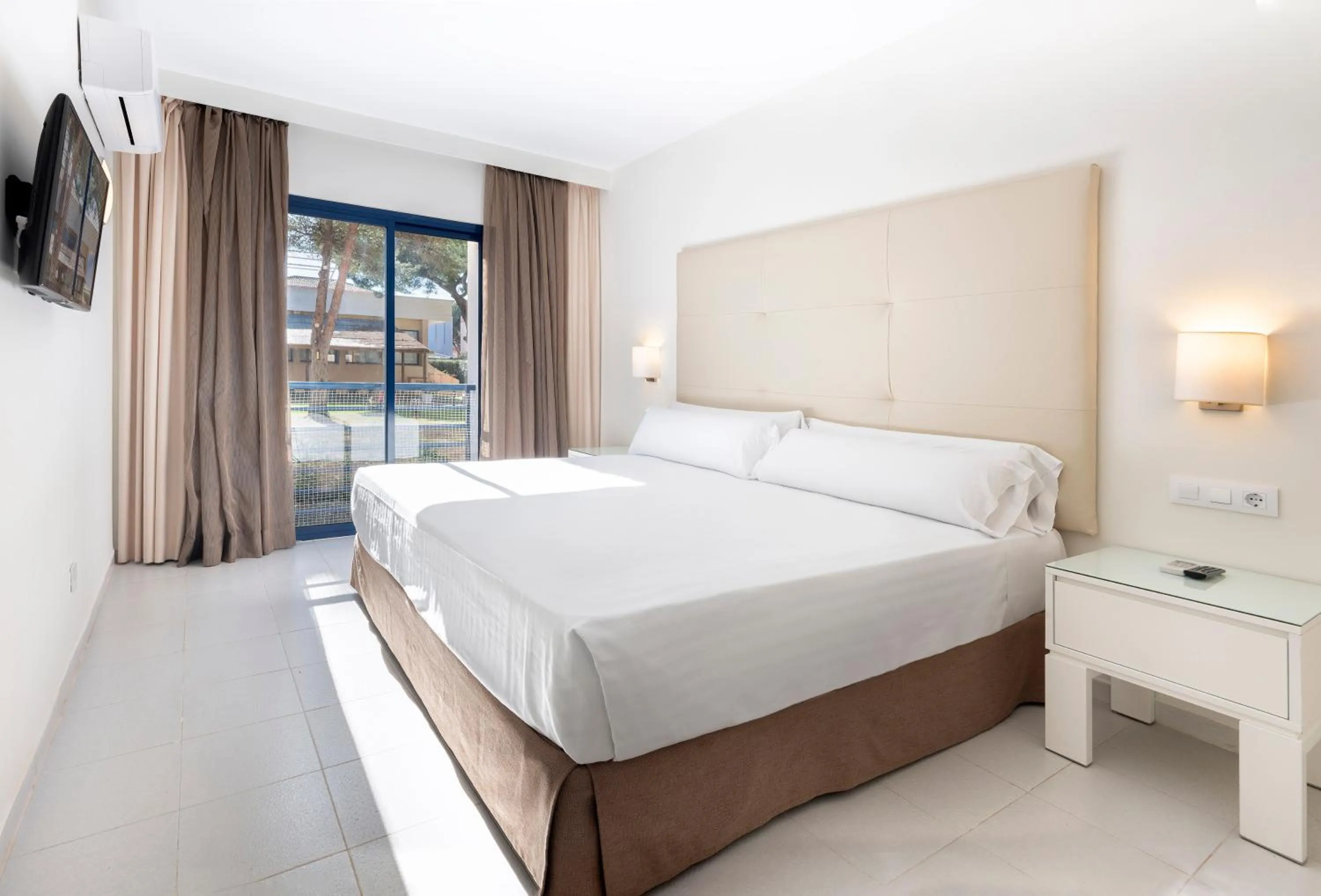 Family Room in Sol Sancti Petri Aparthotel