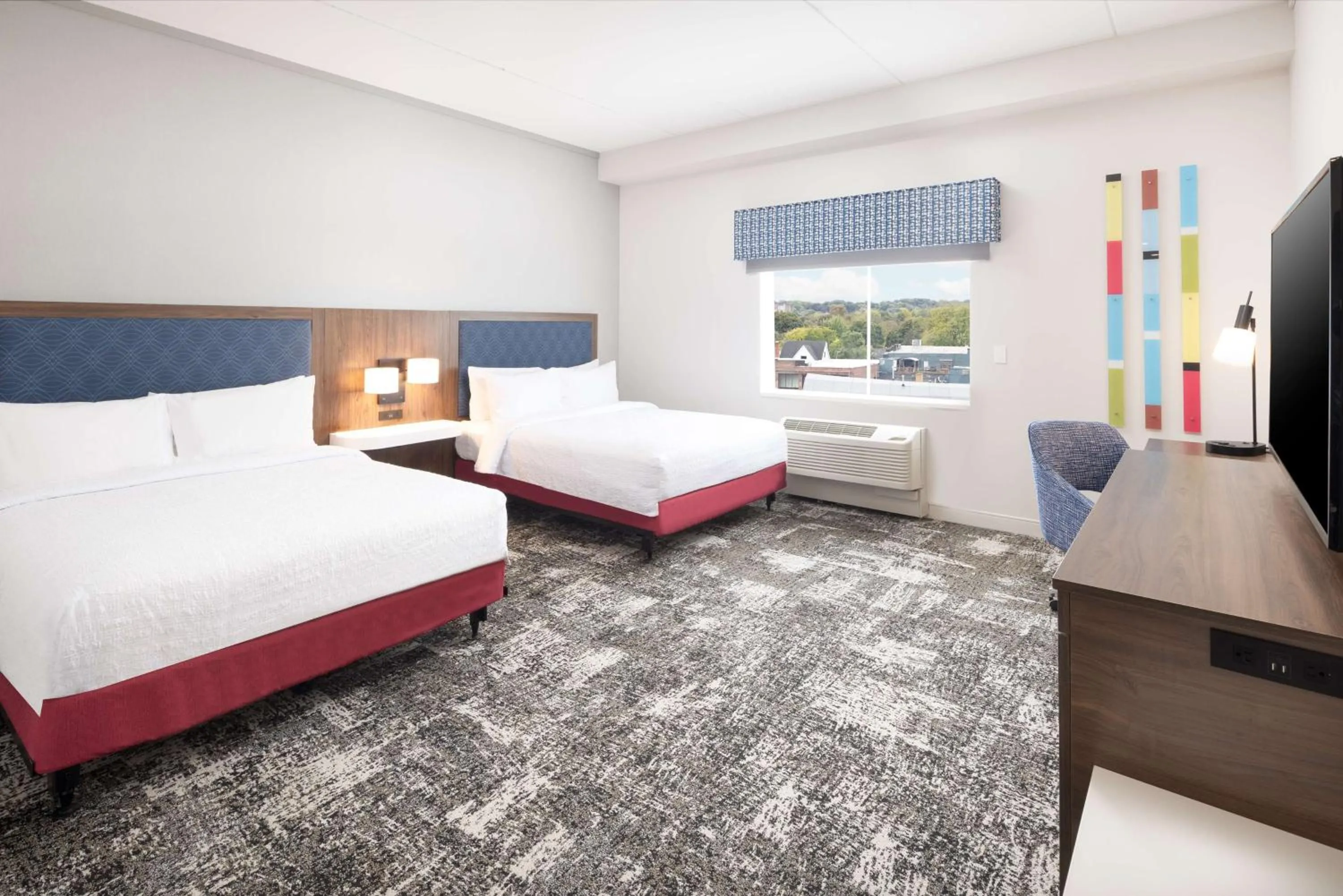 Queen Room with Roll-In Shower - Mobility Access in Hampton Inn & Suites Rochester Downtown