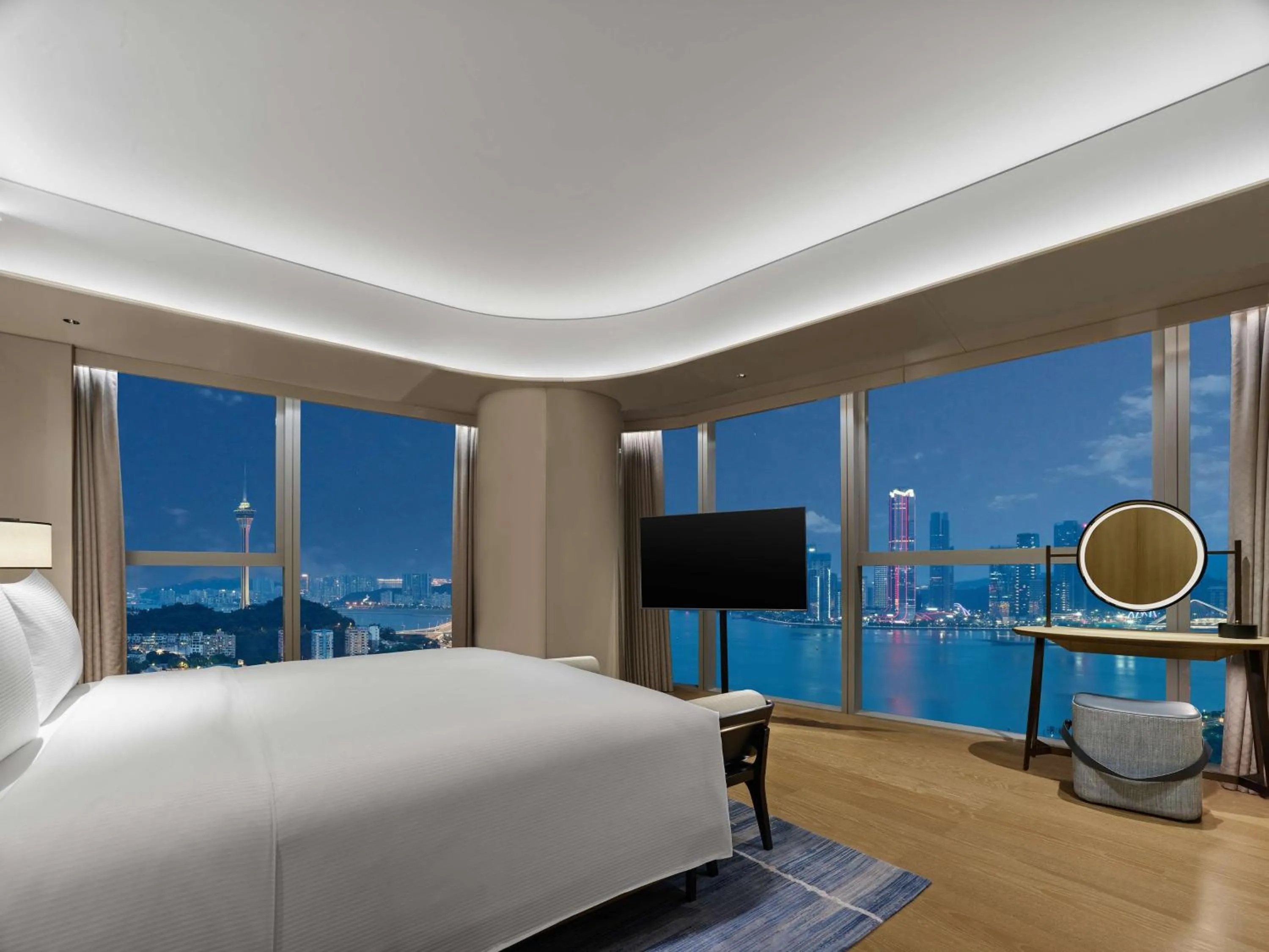 Deluxe King Suite in Hilton Zhuhai