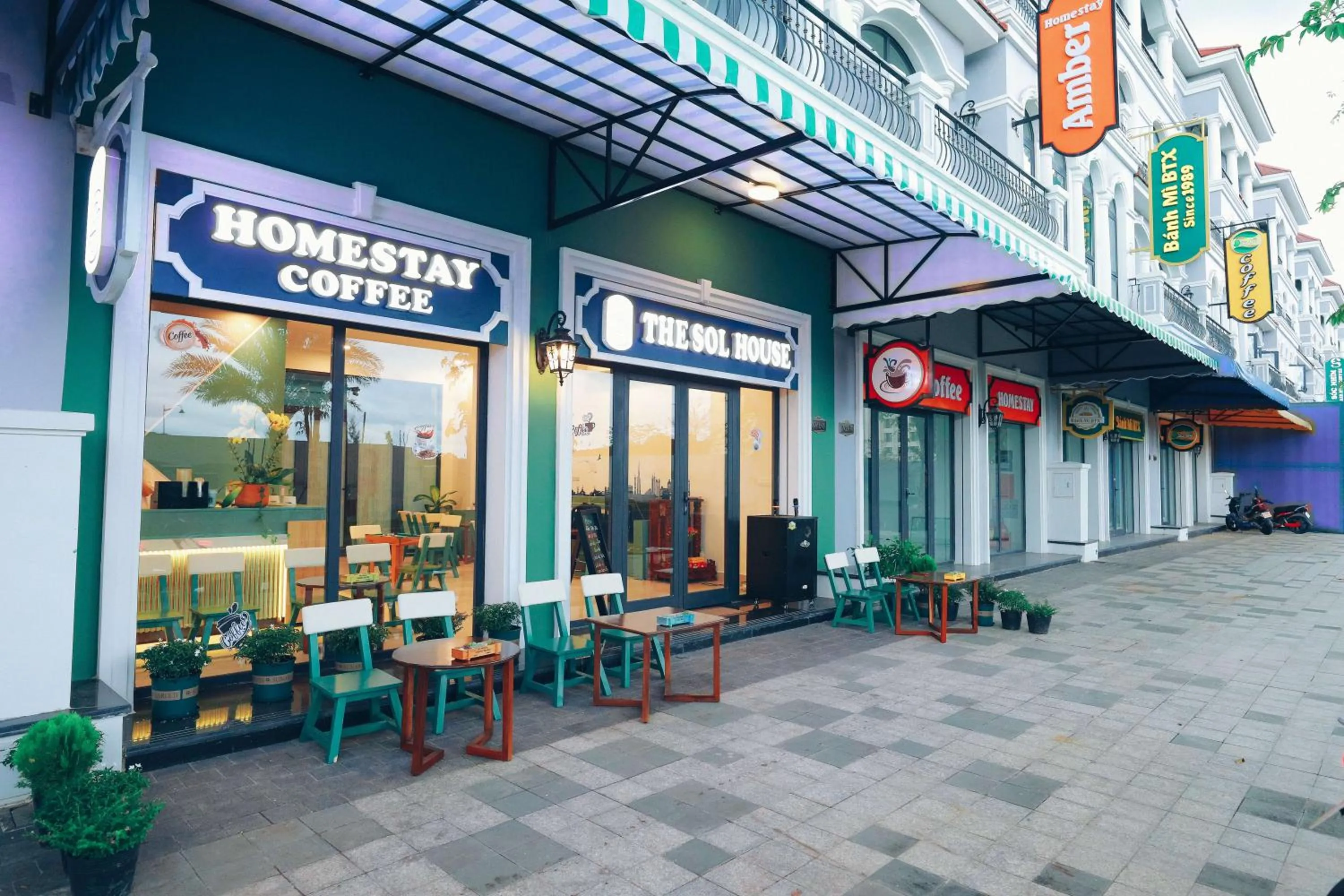 Six-Bedroom House in The Sol House