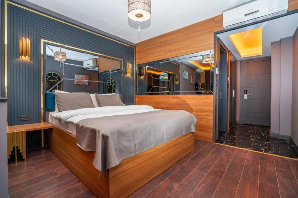 Deluxe Double Room with Balcony in 216 Eagle Palace Suite