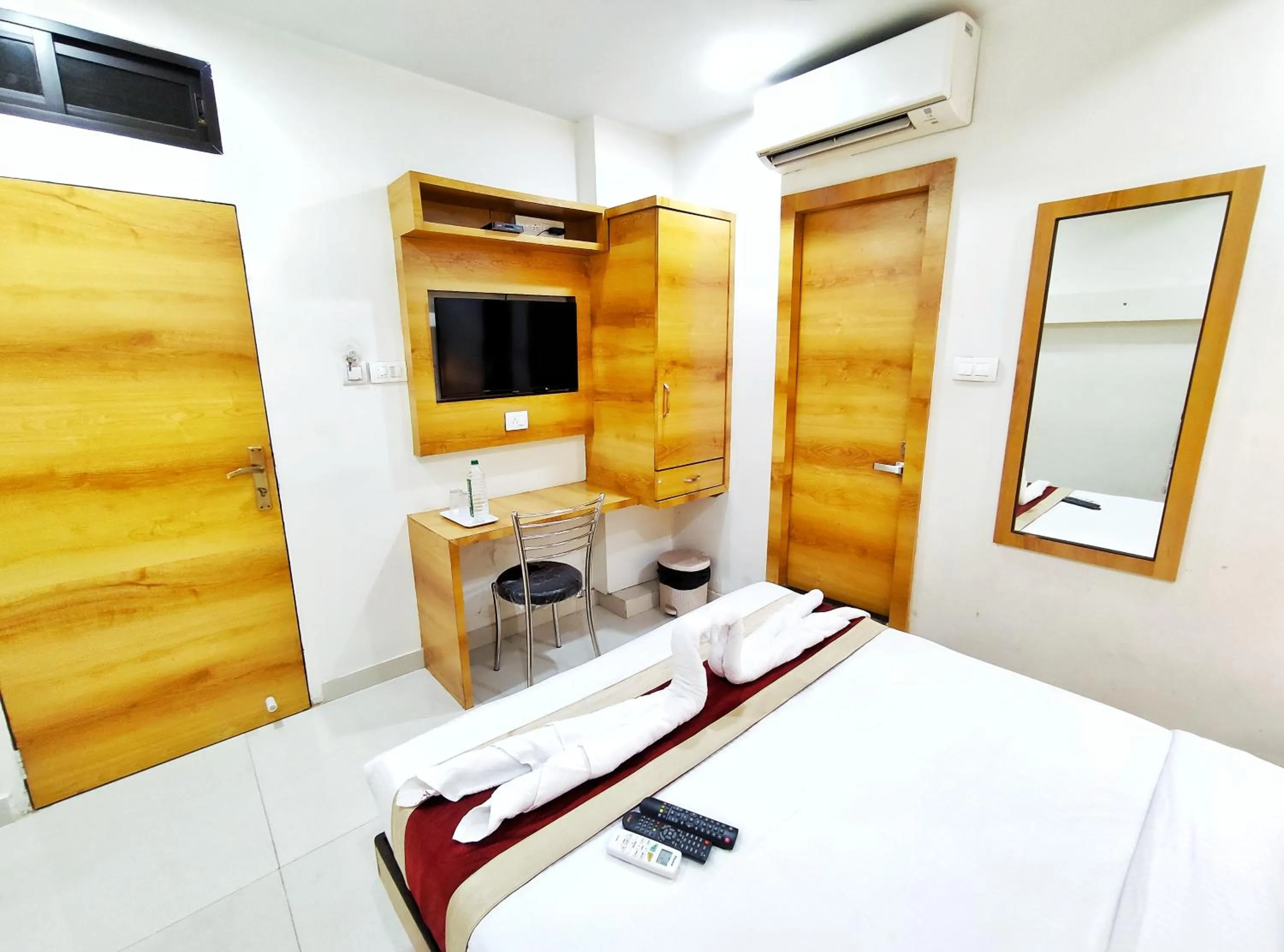 Deluxe Double Room in Gateway Suites
