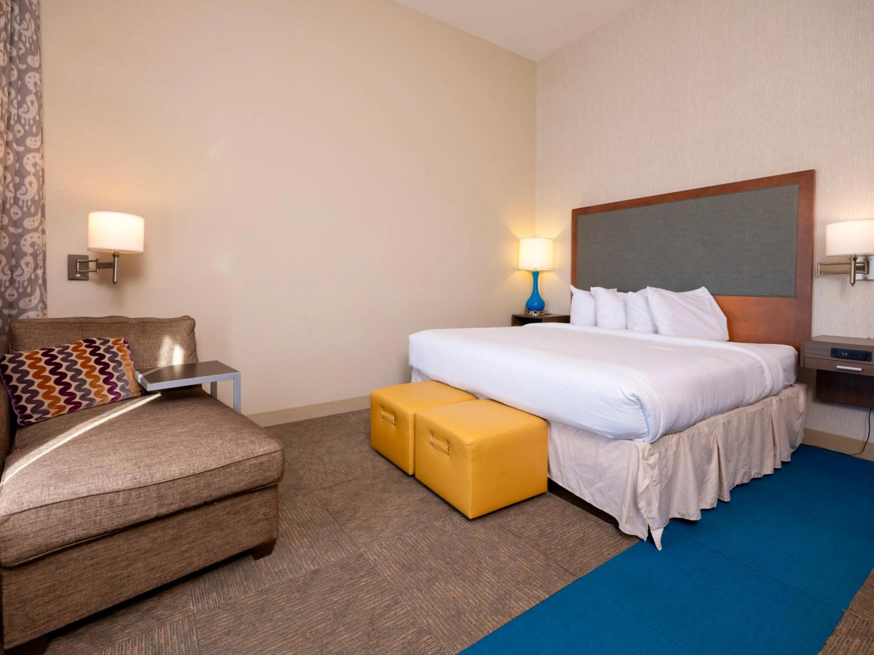 King Room in Flag Point Inn and Suites Pratt by FairBridge