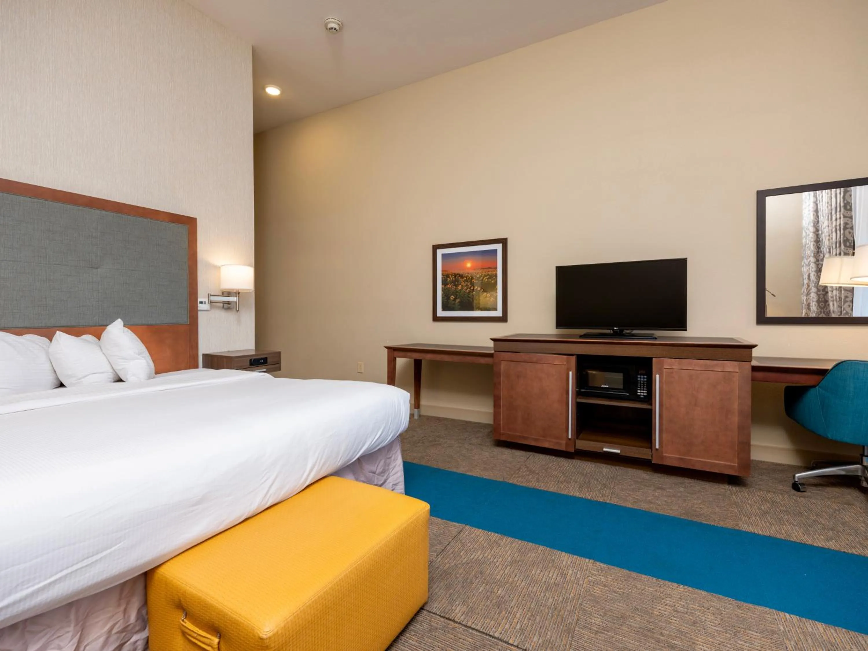 King Room with Roll-In Shower - Disability Access in Flag Point Inn and Suites Pratt by FairBridge