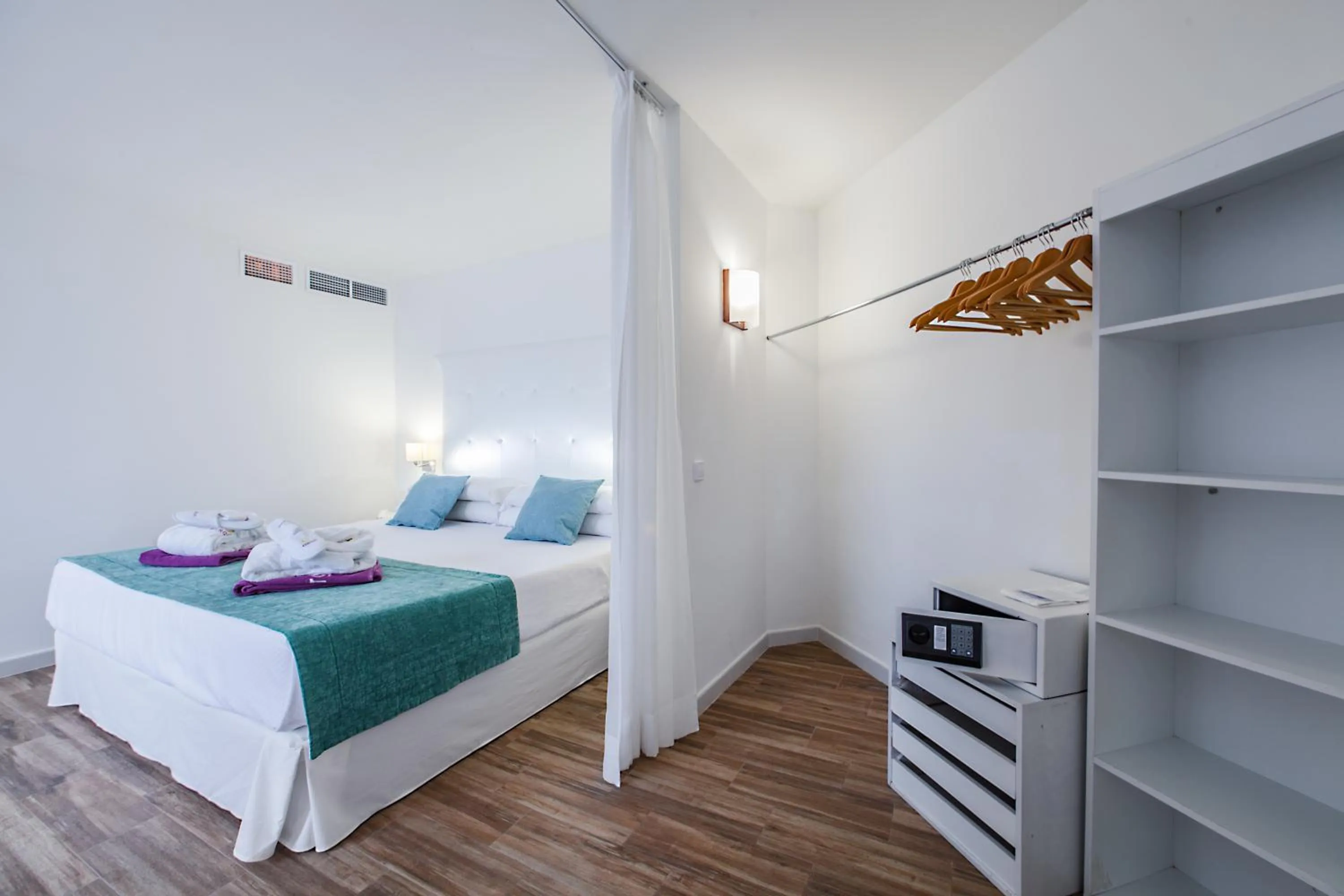 Junior Suite in FERGUS Style Cala Blanca Suites