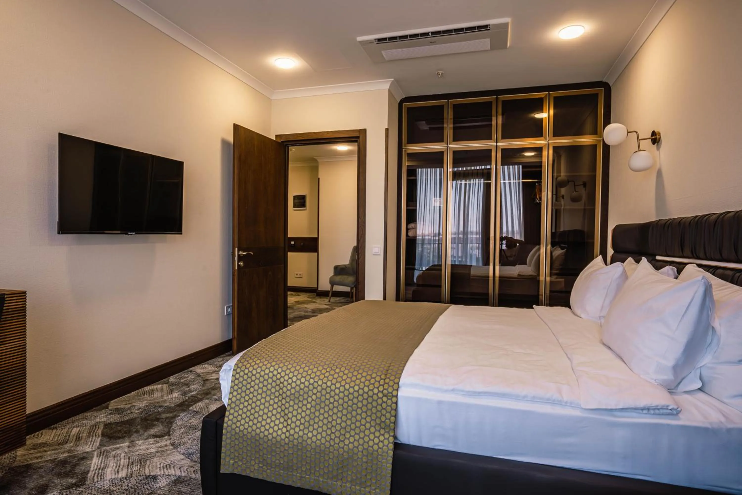 Deluxe Double Room with Balcony in Gori Inn