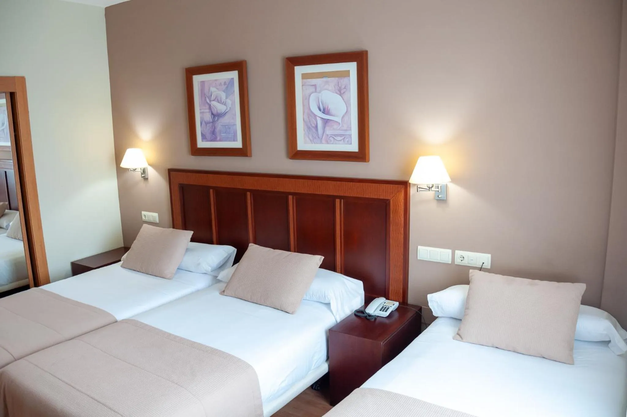 Twin Room with Extra Bed in ARVA Santiago León