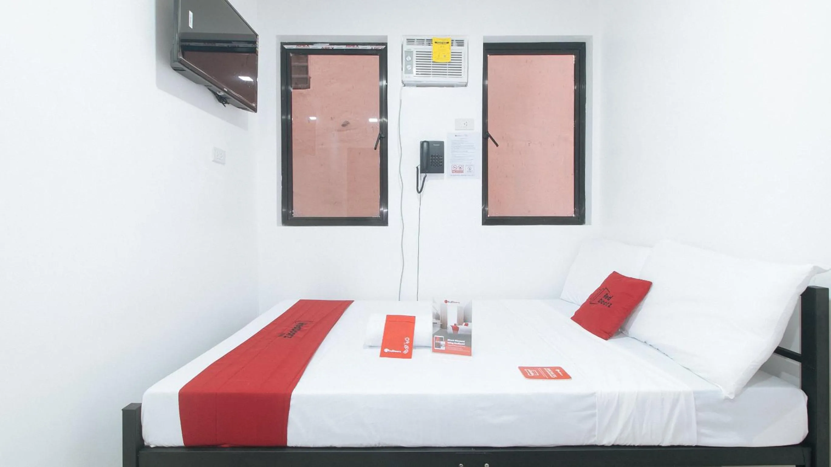 Standard Double Room in RedDoorz @ El Grande Inn Santa Cruz Manila