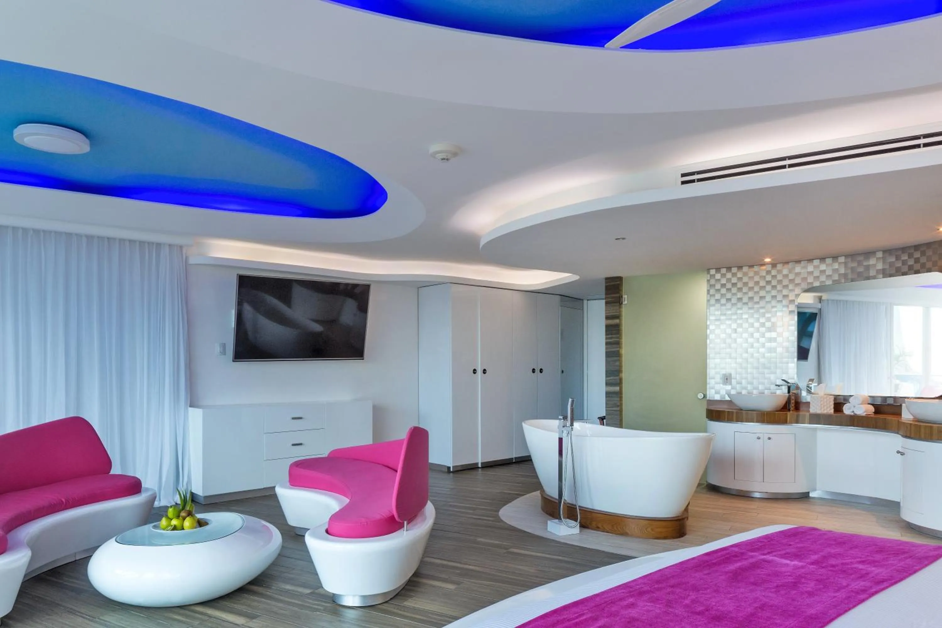 Deluxe King Suite in The Carmen Hotel - Ocean Front