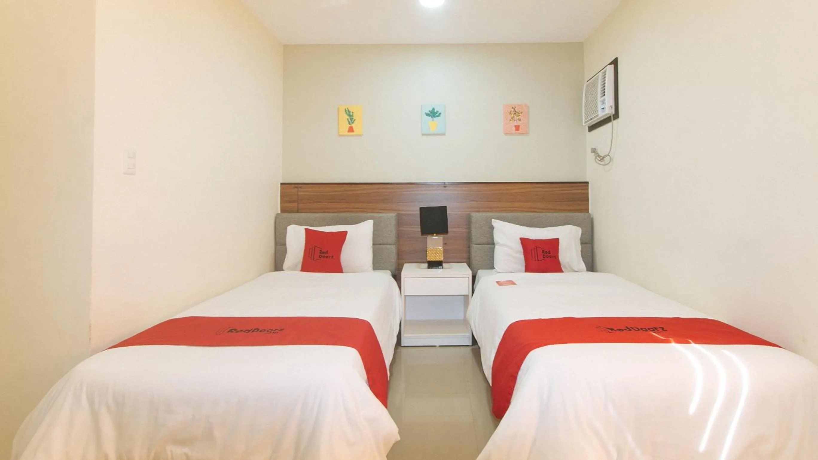 Twin Room in RedDoorz @ Leoncia Apartelle Mandaue City