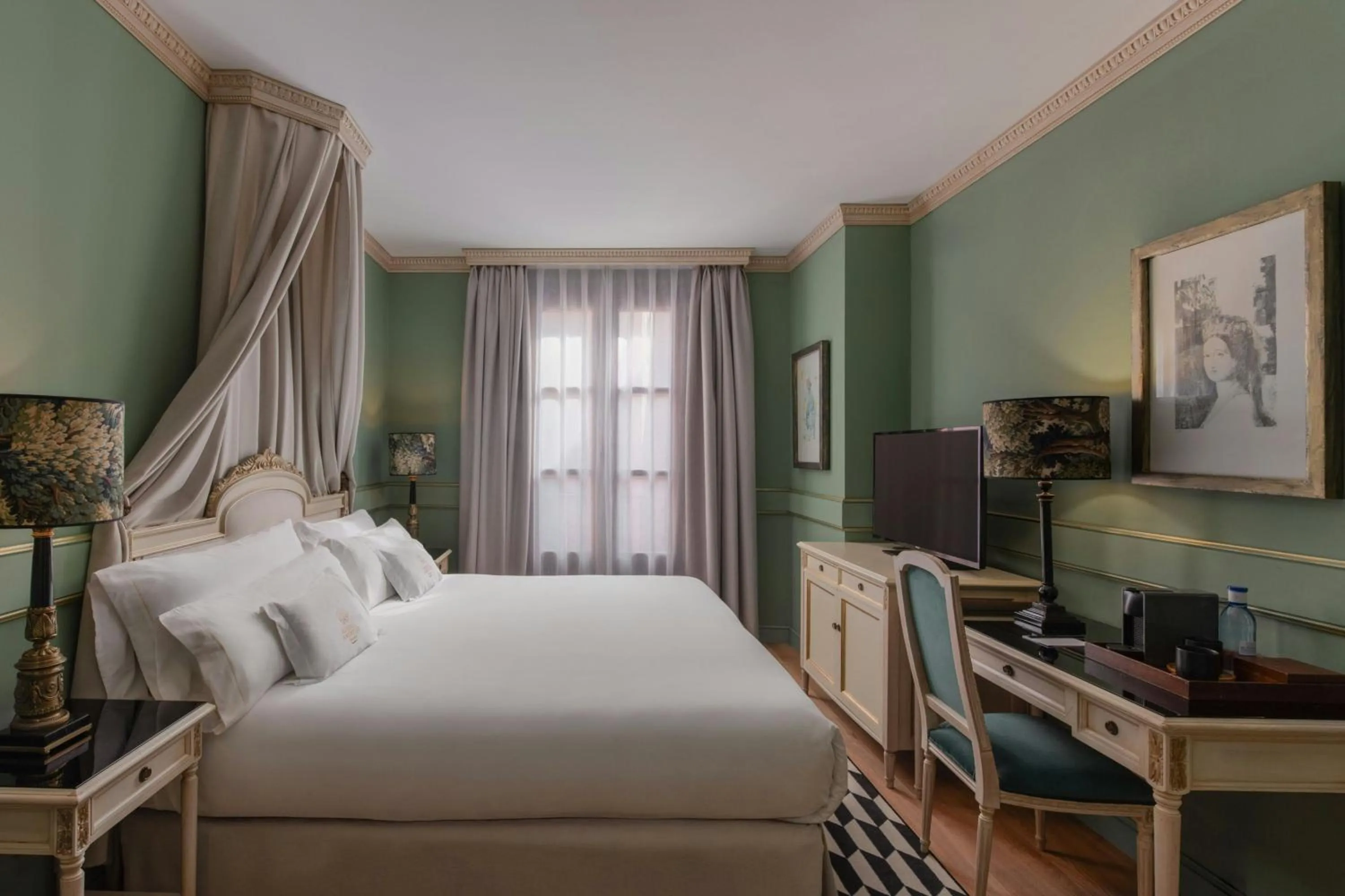 Deluxe King Room in Eugenia de Montijo, Autograph Collection