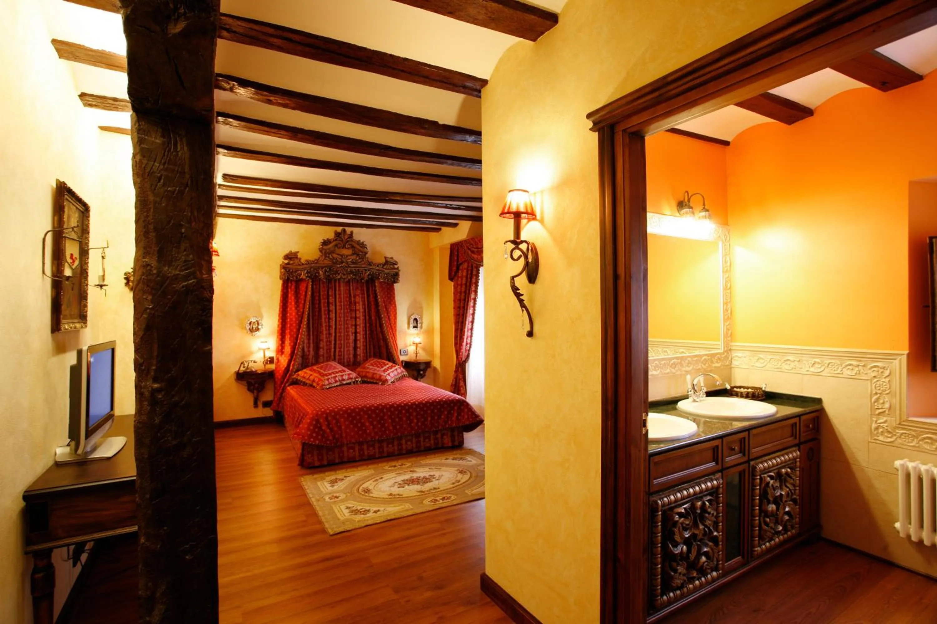 Double Room with Hot Tub in Hotel Boutique Real Casona De Las Amas