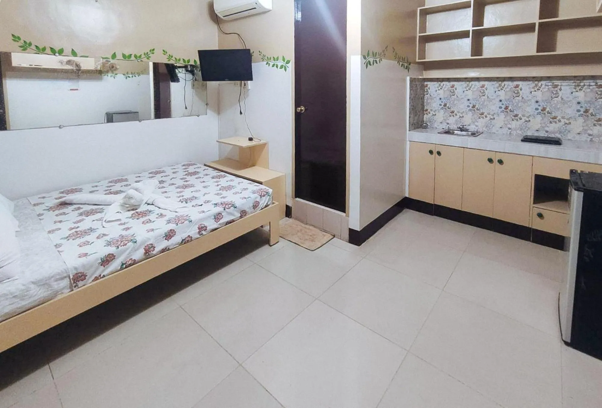 Standard Double Room in RedDoorz @ Isabelle Tourist Hotel Hinatuan