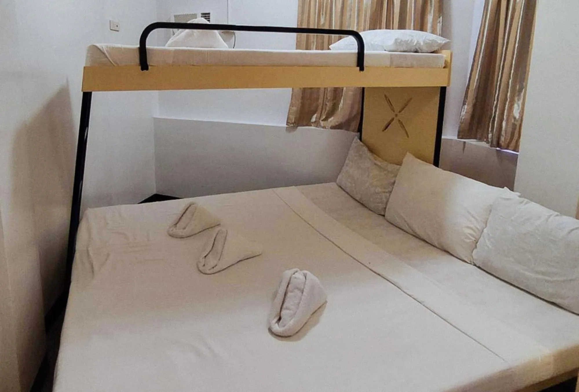 Mixed Dormitory Room in RedDoorz @ Isabelle Tourist Hotel Hinatuan