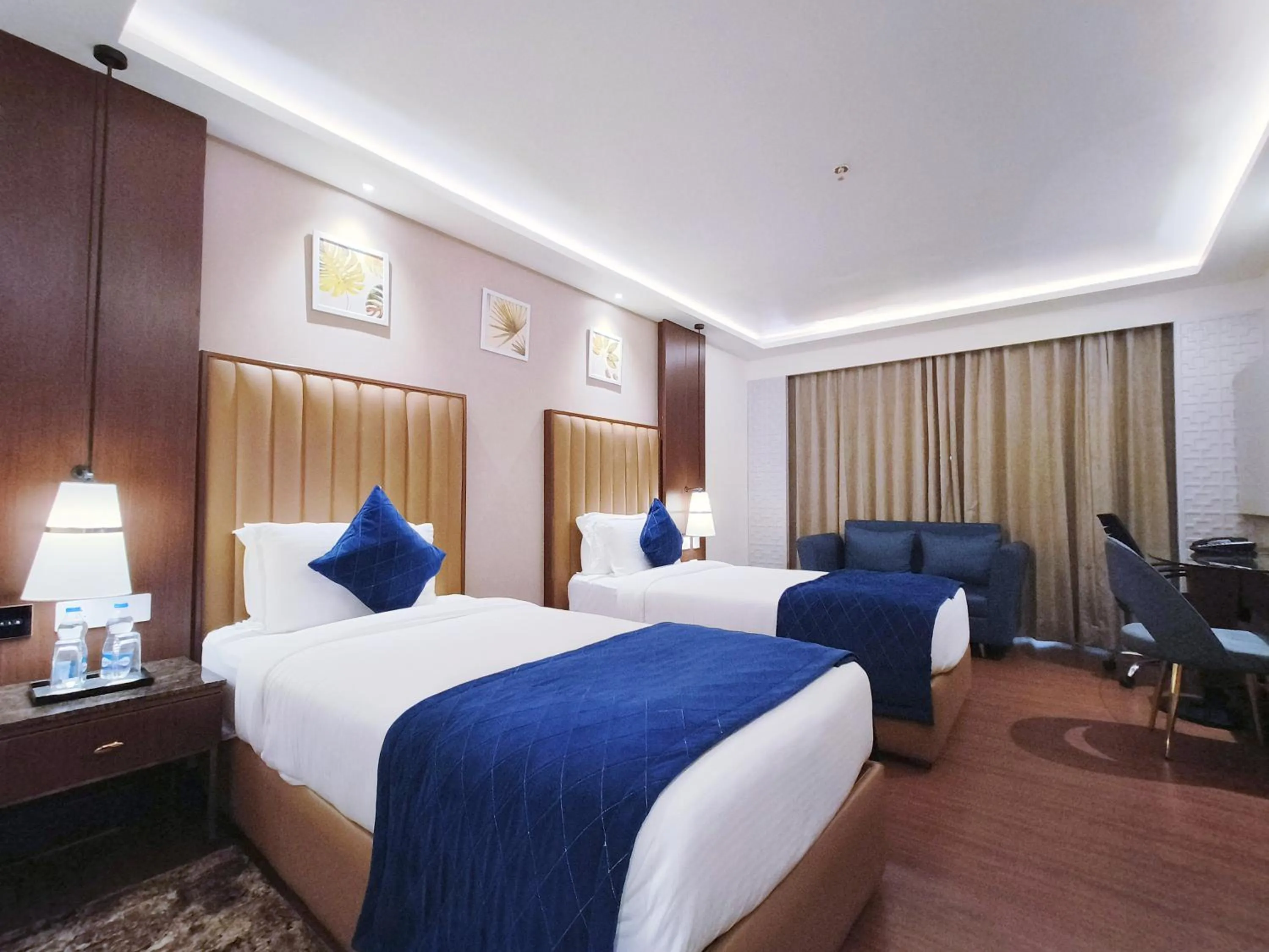 Deluxe Twin Room in Mariton Hotel