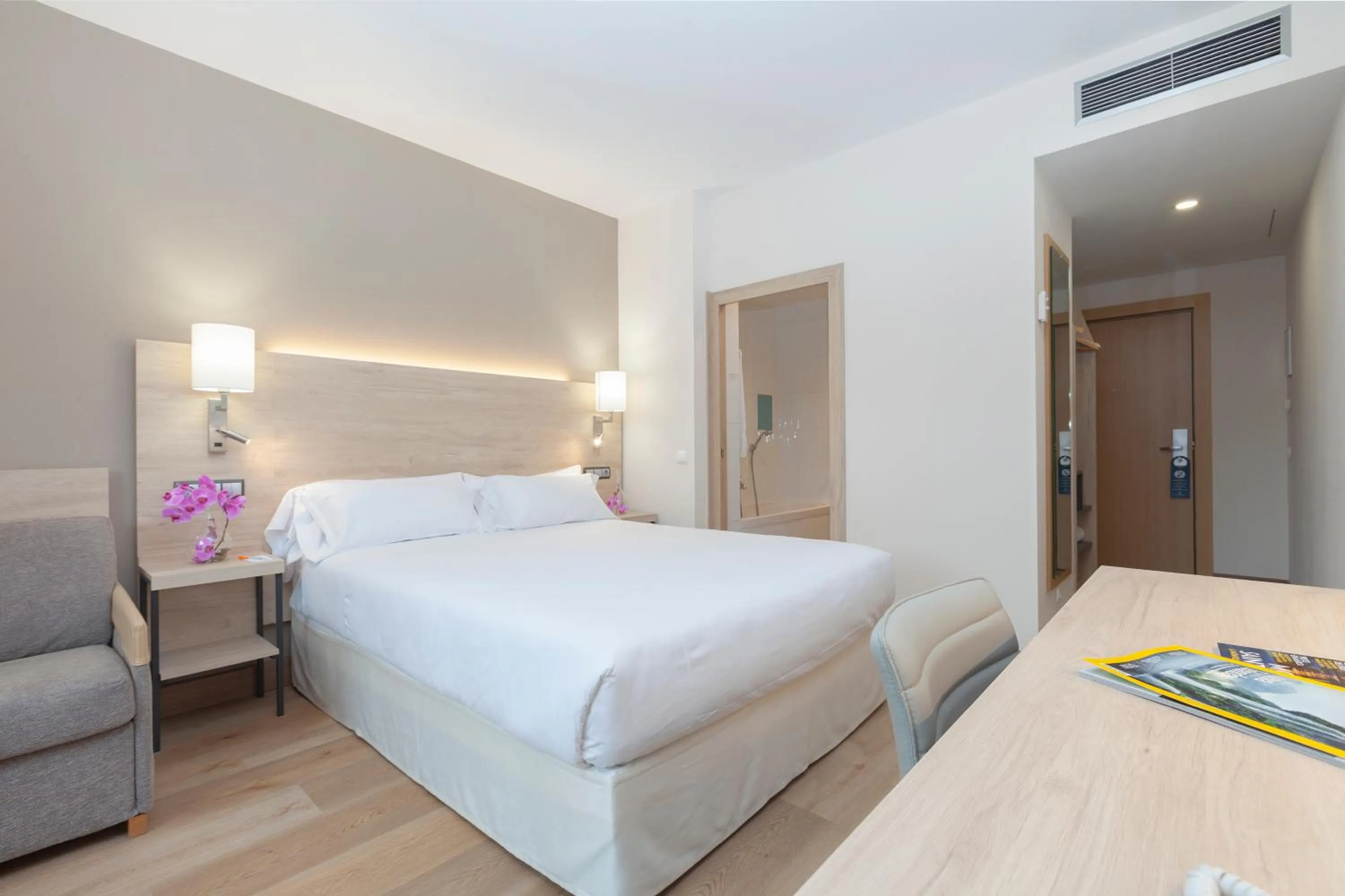 Deluxe Queen Room with Sofa in Hotel Puerta de Bilbao