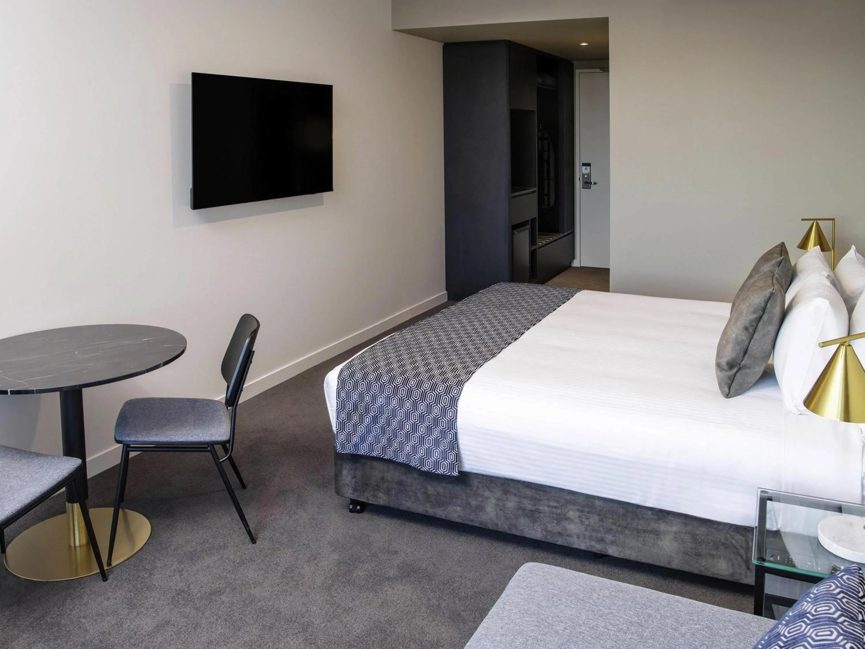 Deluxe King Room in Mantra Tonsley Adelaide