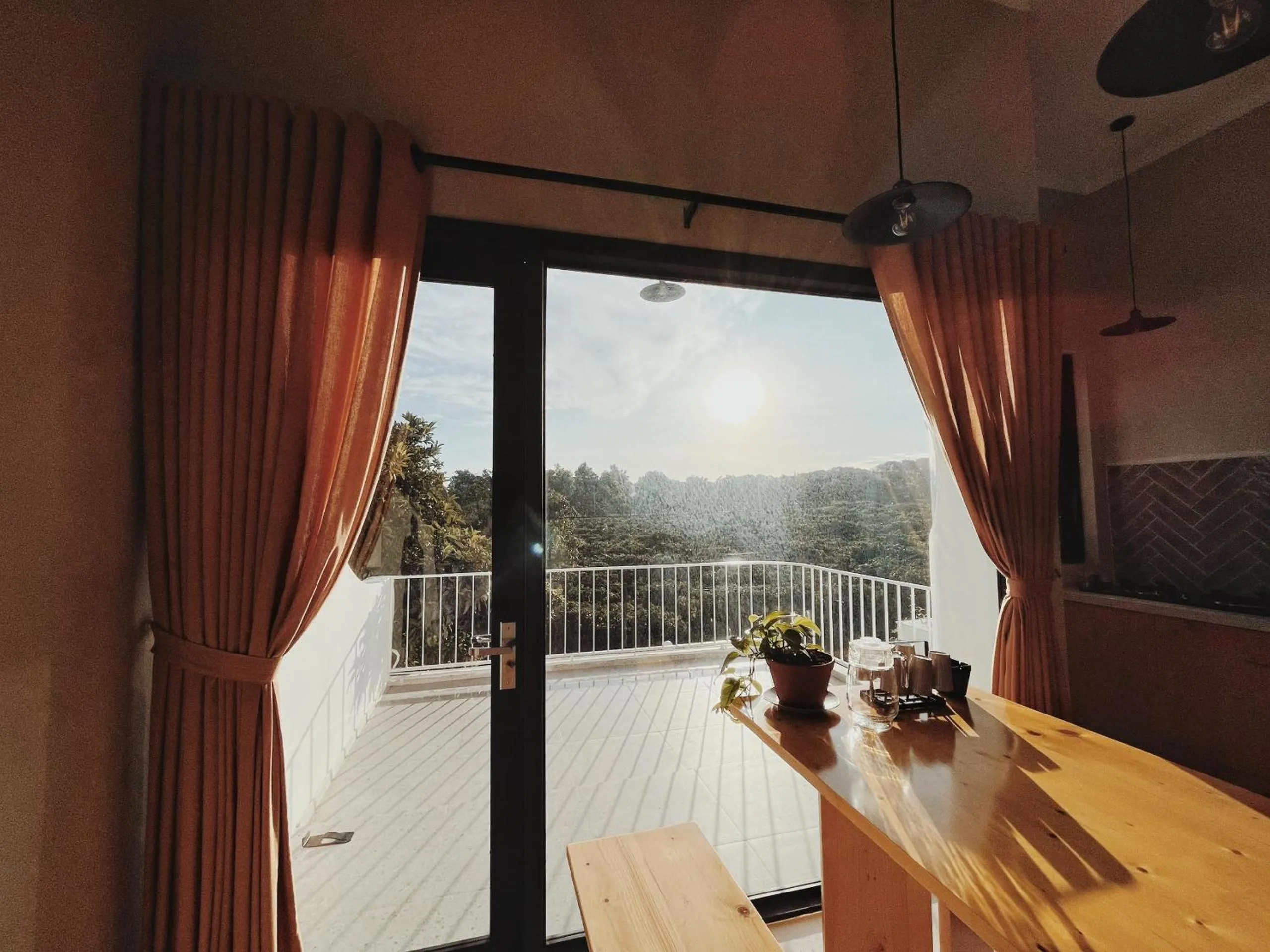 King Room with Mountain View in XOM House Biển Hồ