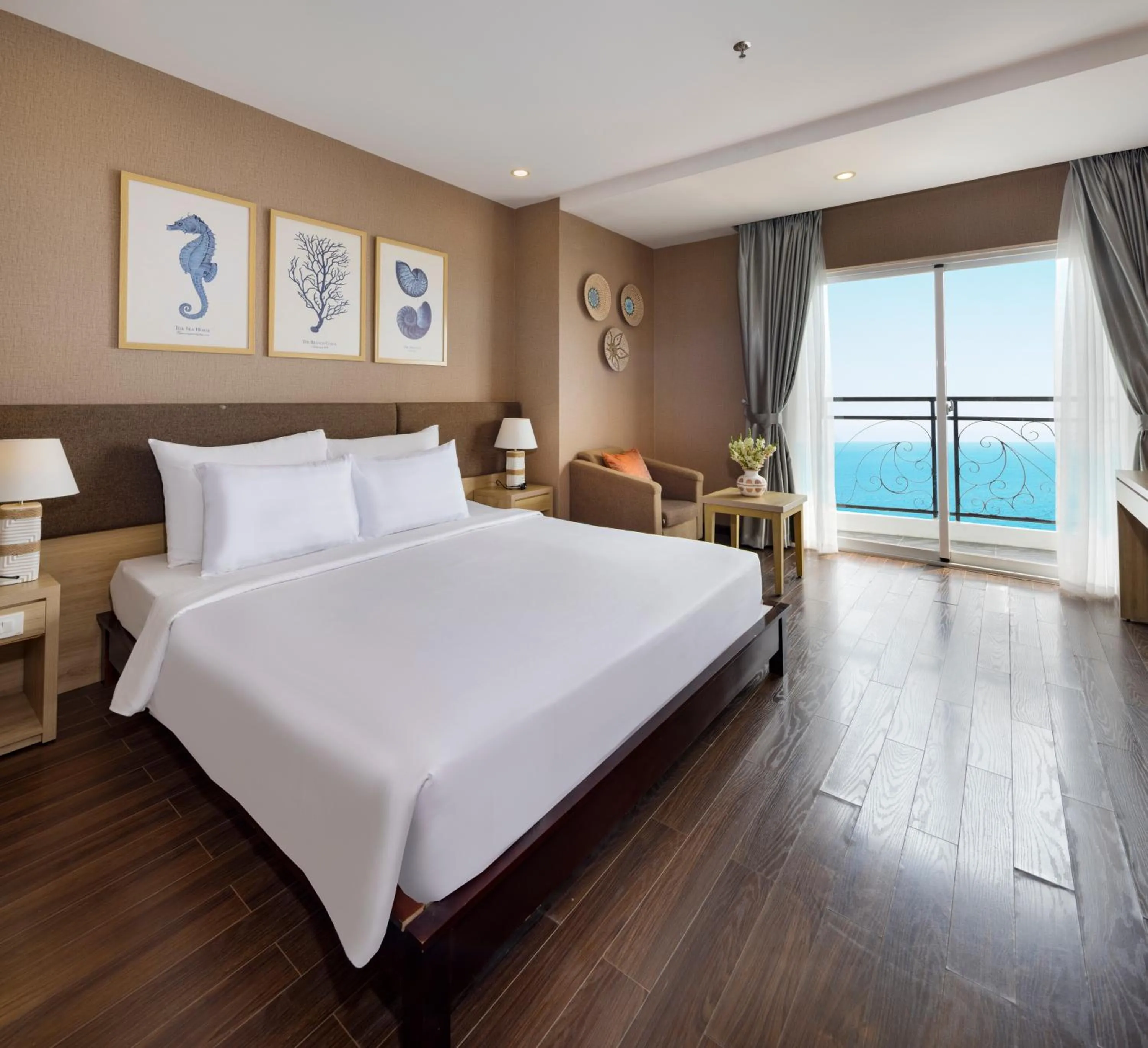 Deluxe Double Room with Balcony and Sea View in DB Hotel Nha Trang