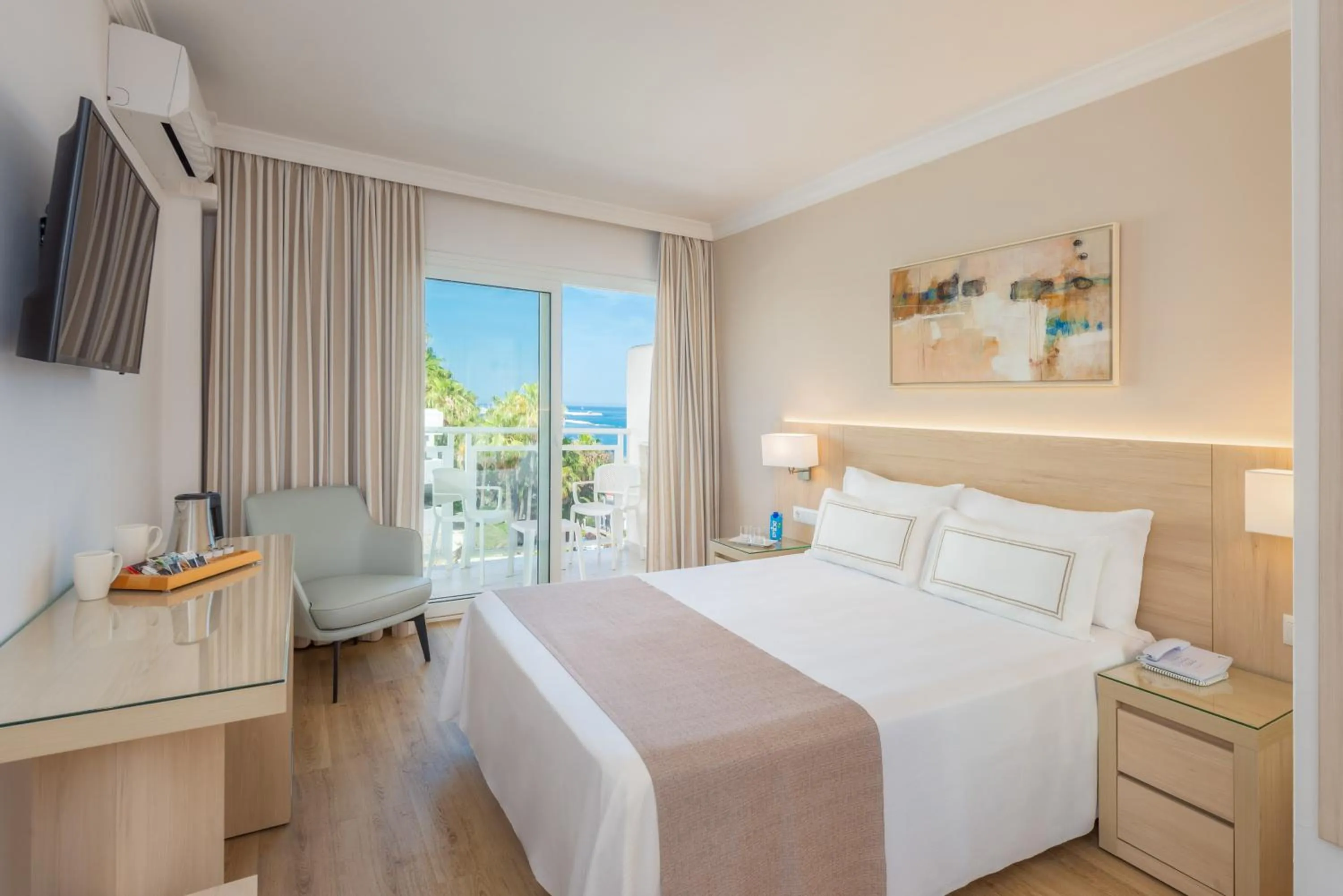 Standard Room with Lateral Sea View in Hotel Las Arenas, Affiliated by Melia