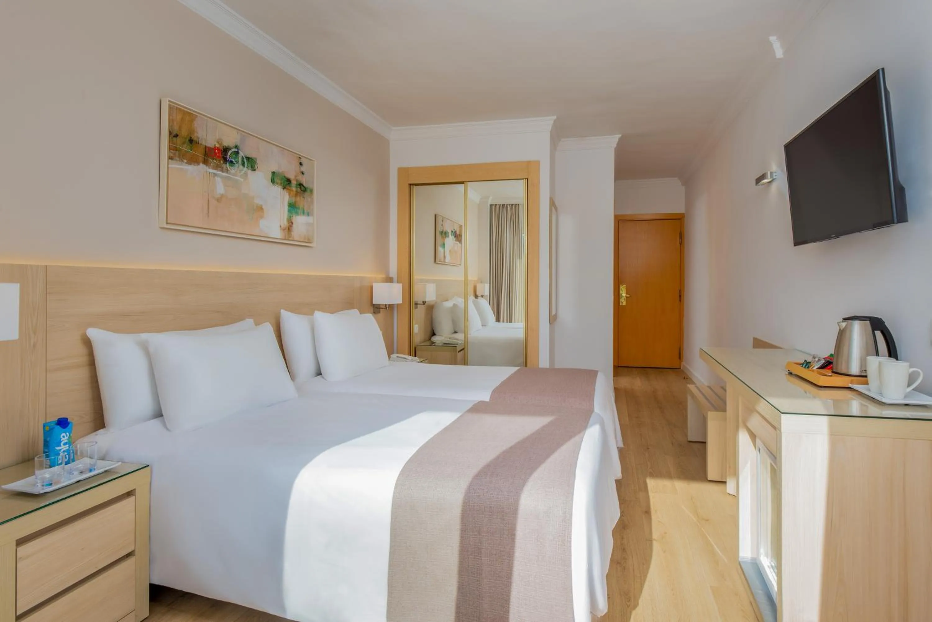 Standard Room with Lateral Sea View in Hotel Las Arenas, Affiliated by Melia