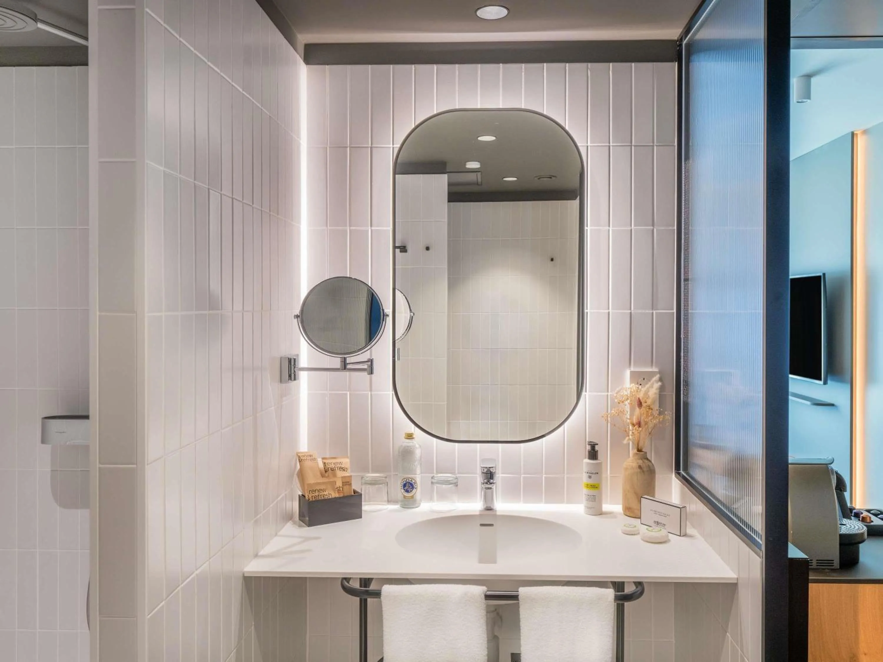 Executive Room with Double Bed and Sofa in Pullman Madrid Airport & Feria