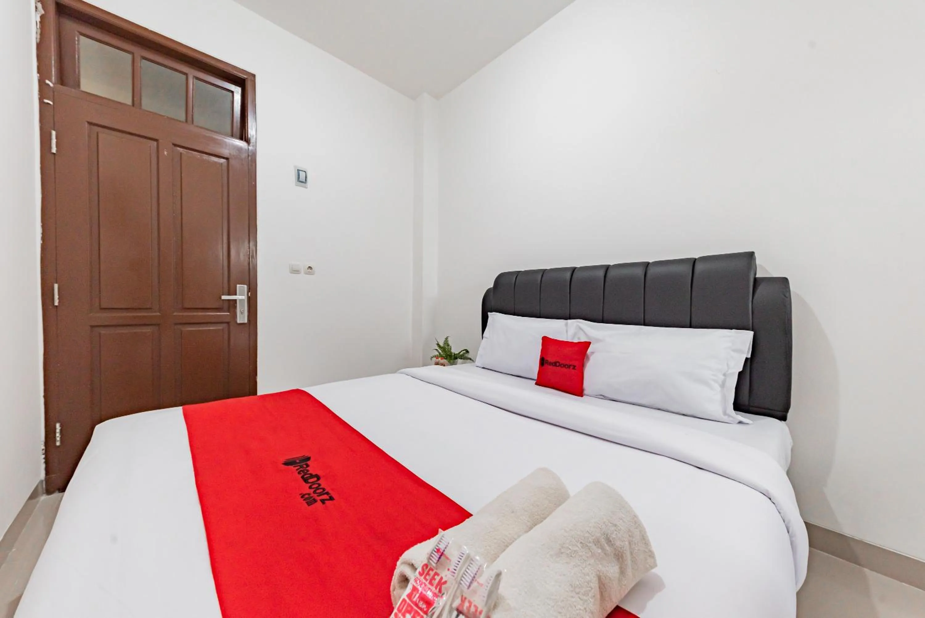 Double Room in RedDoorz @ Suryakencana Bogor