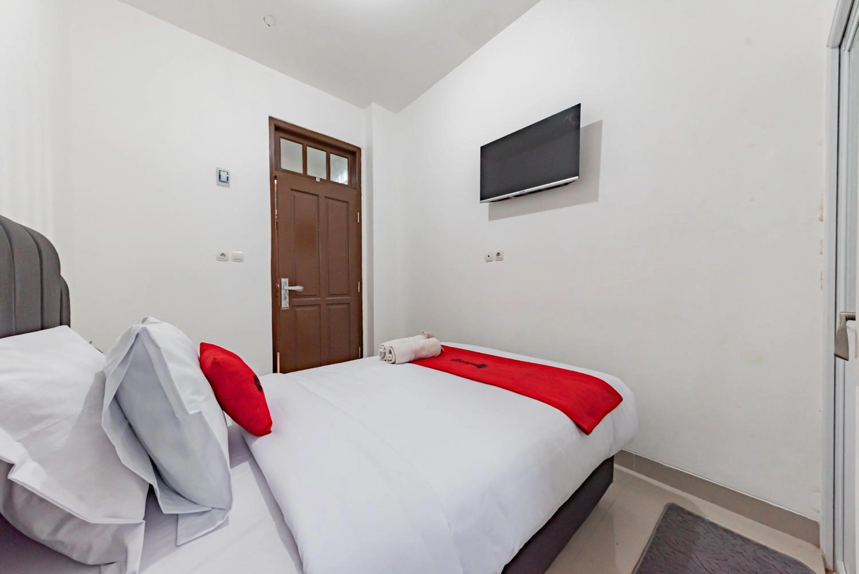 Single Room - single occupancy in RedDoorz @ Suryakencana Bogor