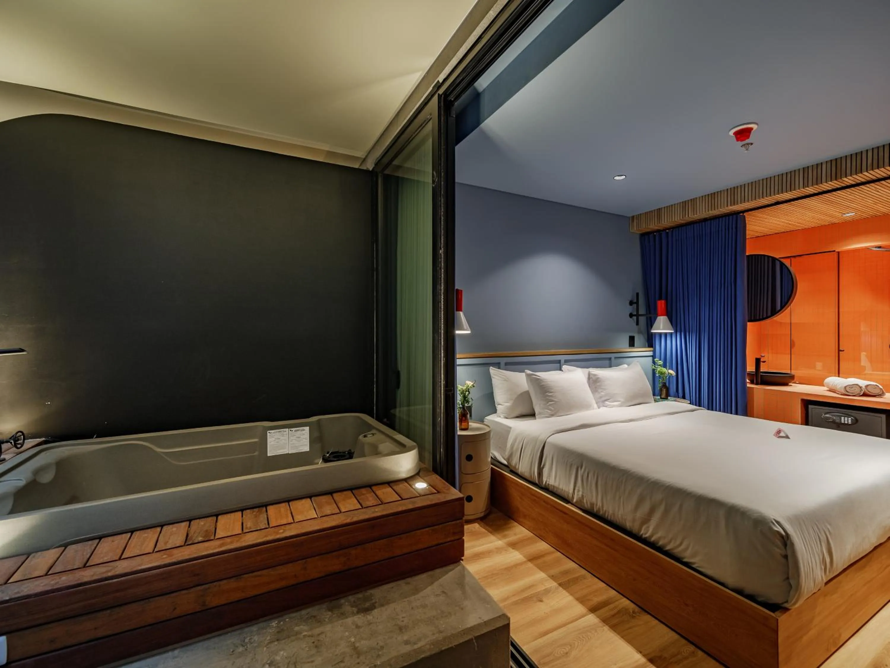 Standard Suite with Jacuzzi - 1 King Size Bed in The Somos Bold Hotel