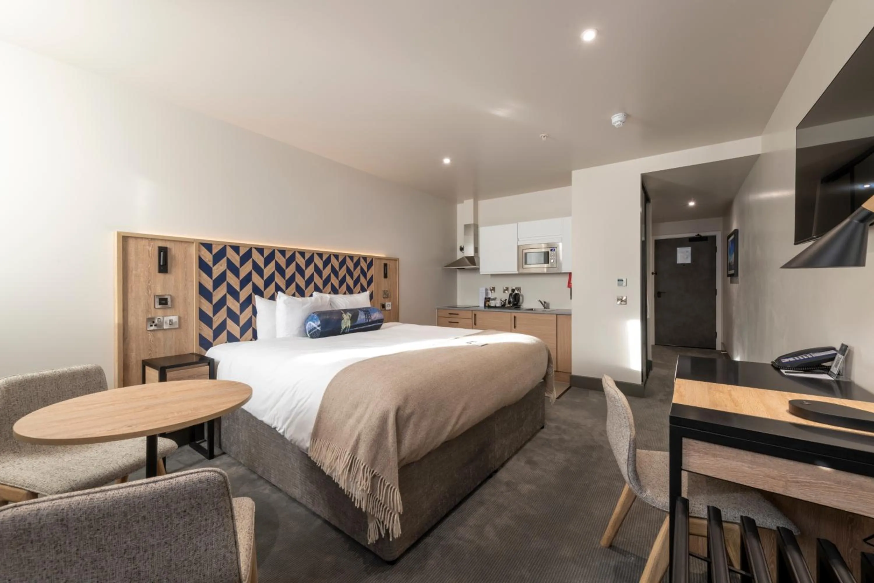Studio, 1 Super King Bed, Kitchenette in Sandman Signature Glasgow Hotel