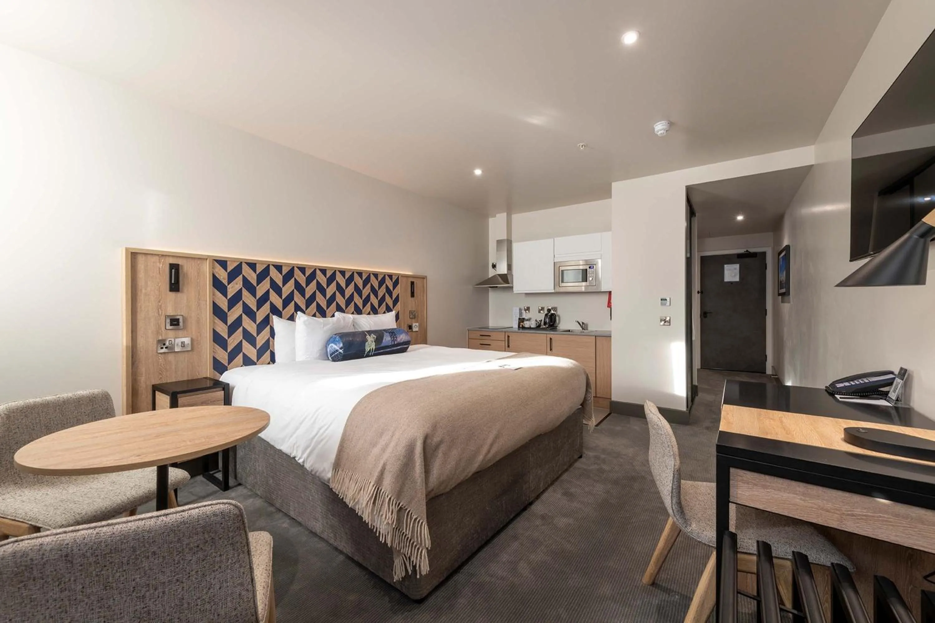 Studio, 1 Super King Bed, Kitchenette in Sandman Signature Glasgow Hotel