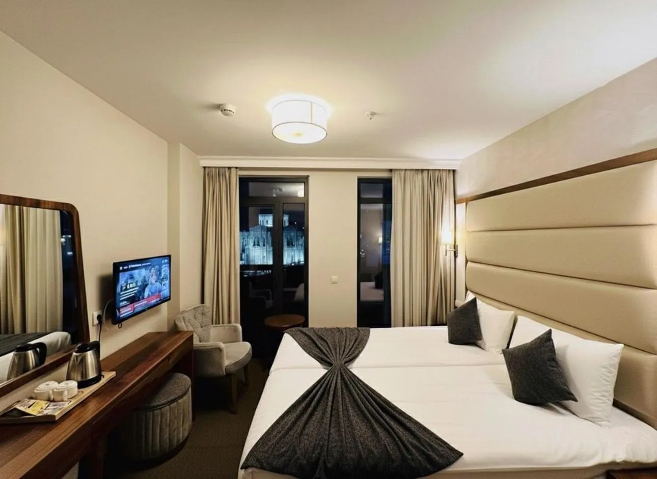 Deluxe King Room with City View in Istanbul Midpoint Hotel