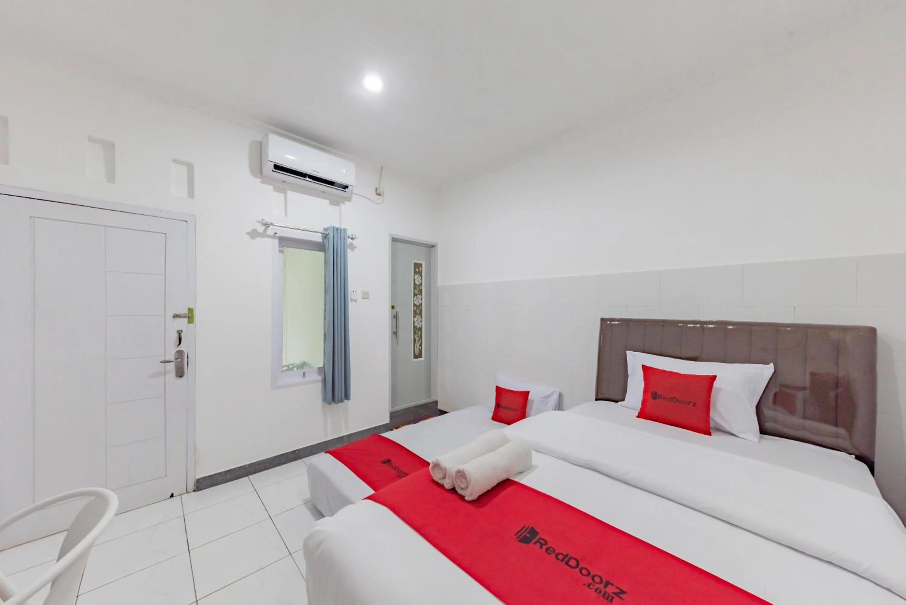 Twin Room in RedDoorz Syariah near Alun Alun Ciledug Cirebon