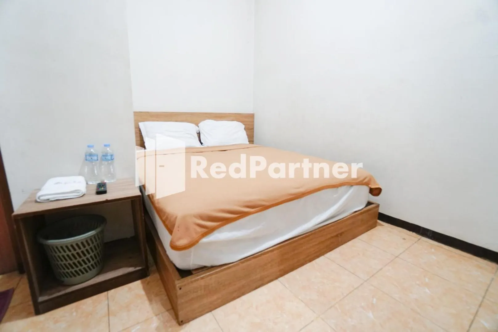 Standard Double Room in Bright Residence near ITC Mangga Dua Mitra RedDoorz