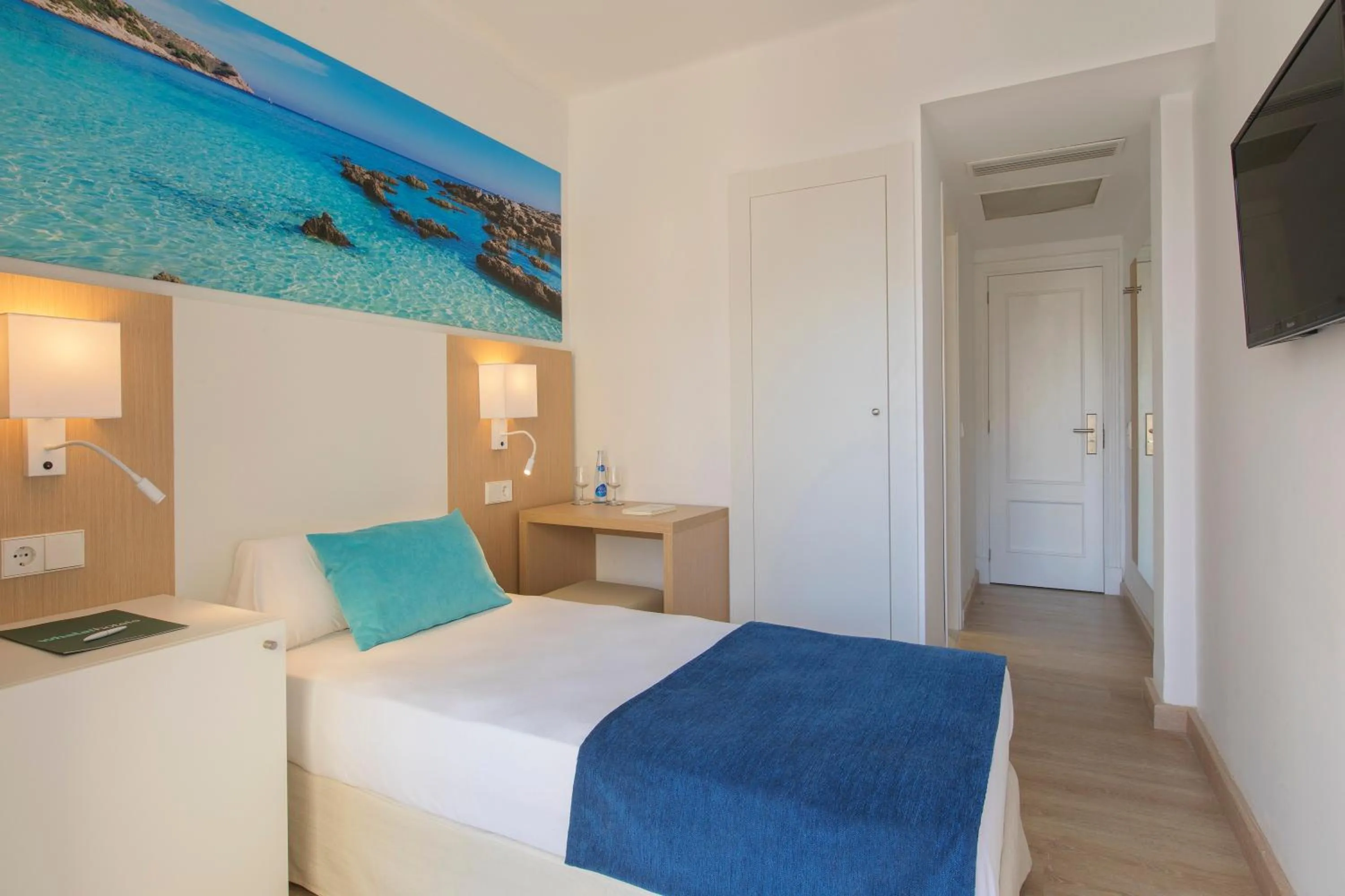 Single Room with Balcony - single occupancy in whala!beach