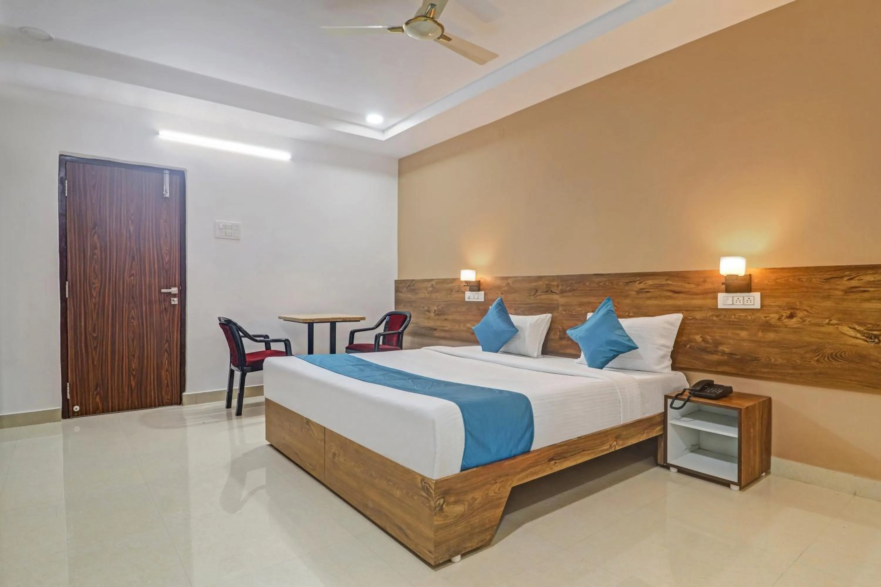 Deluxe Double Room with Balcony - single occupancy in The Balcony Hotel