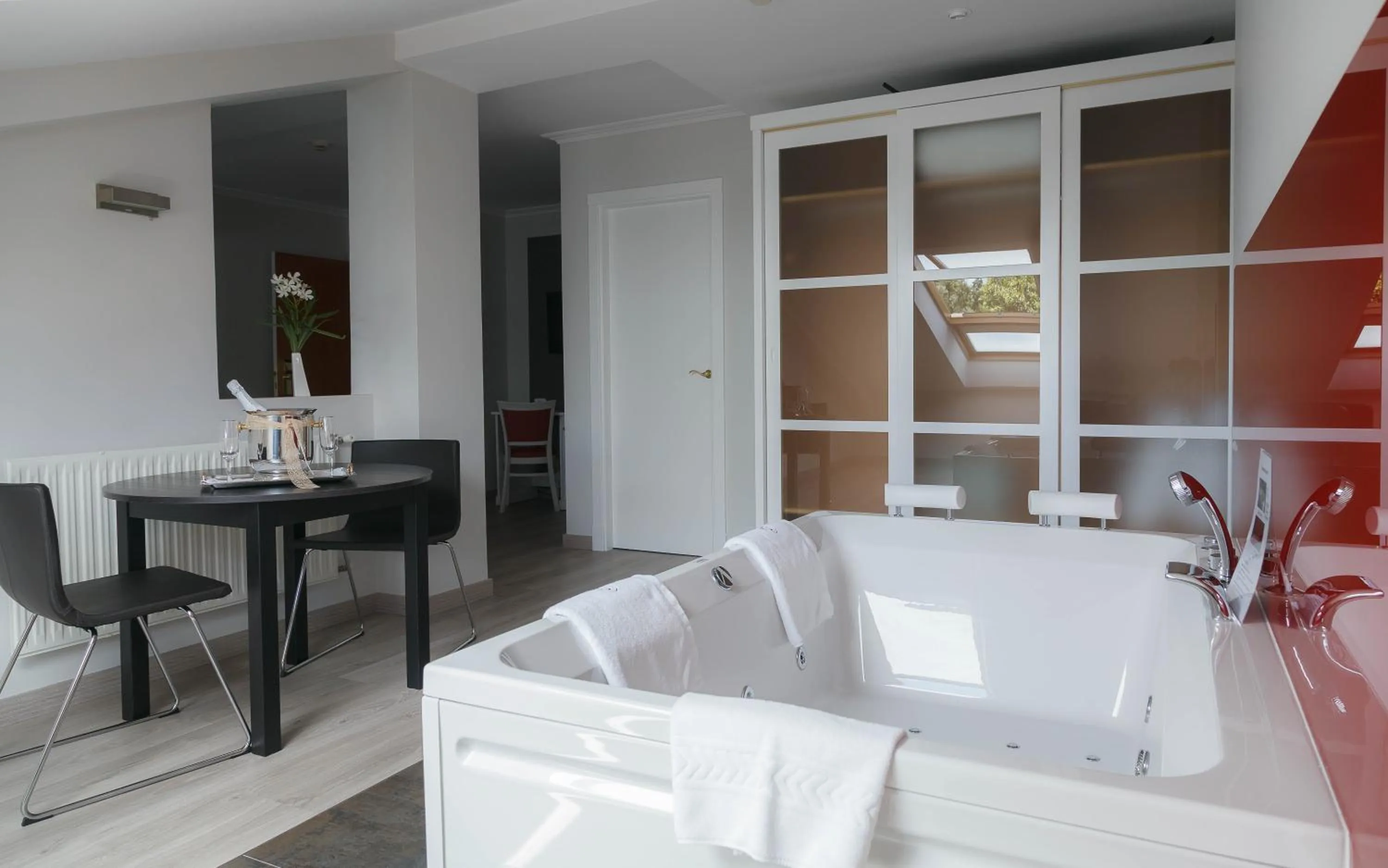 Queen Suite with Spa Bath in Hotel Lombiña