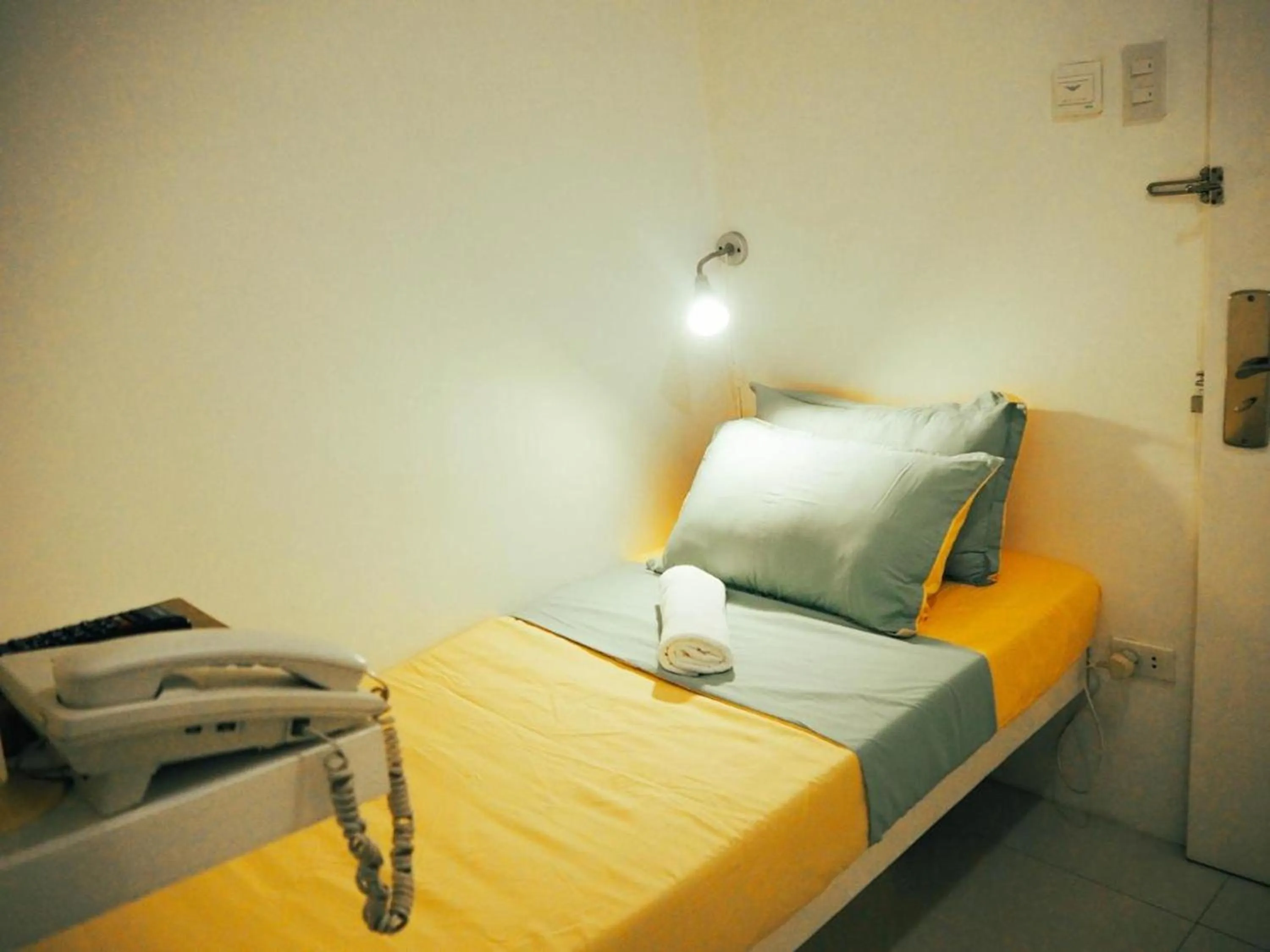 Budget Single Room in Wanderlust Bed and Breakfast Puerto Princesa