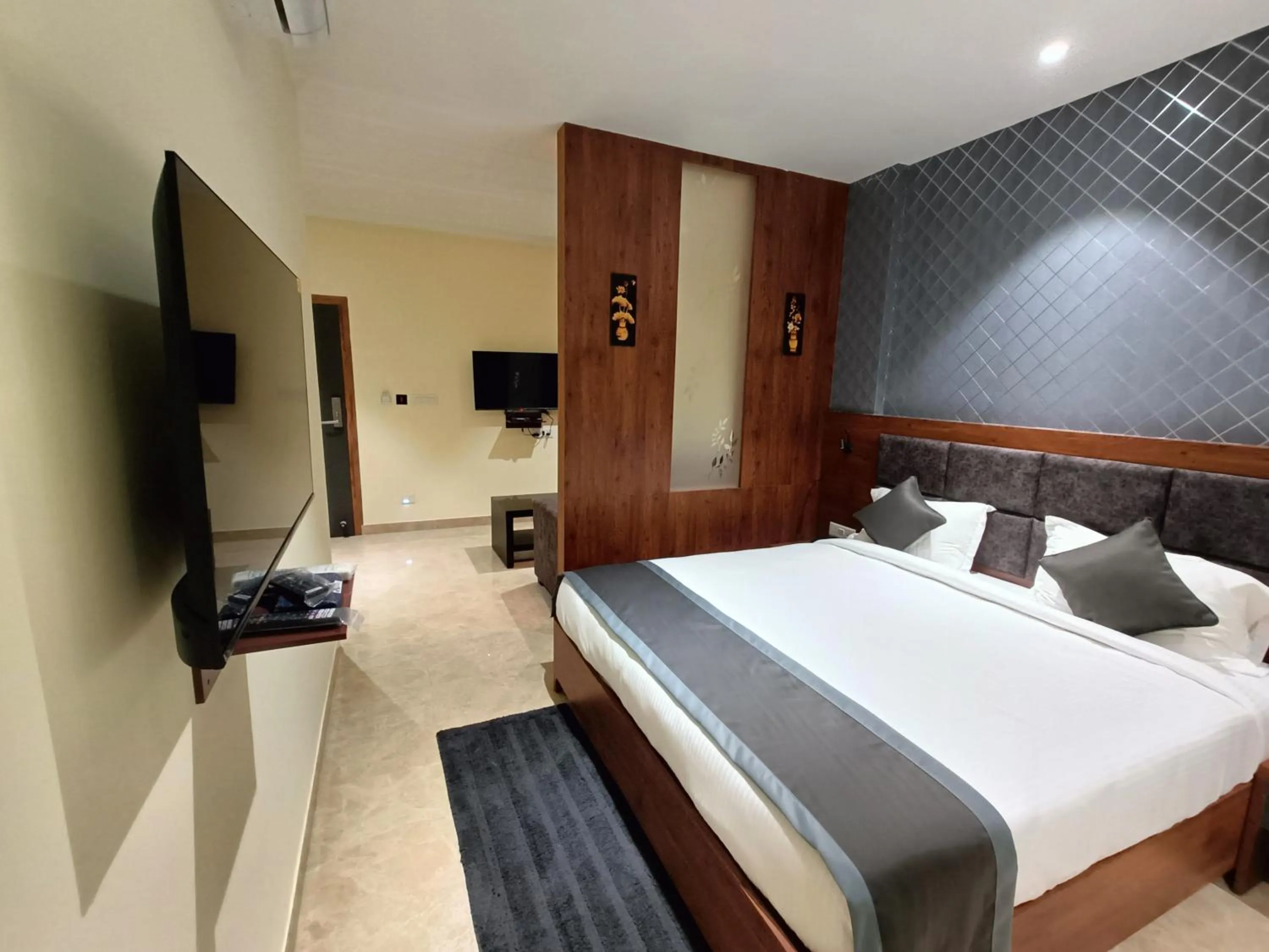 Superior King Room - single occupancy in HOTEL GOLDEN ORCHID