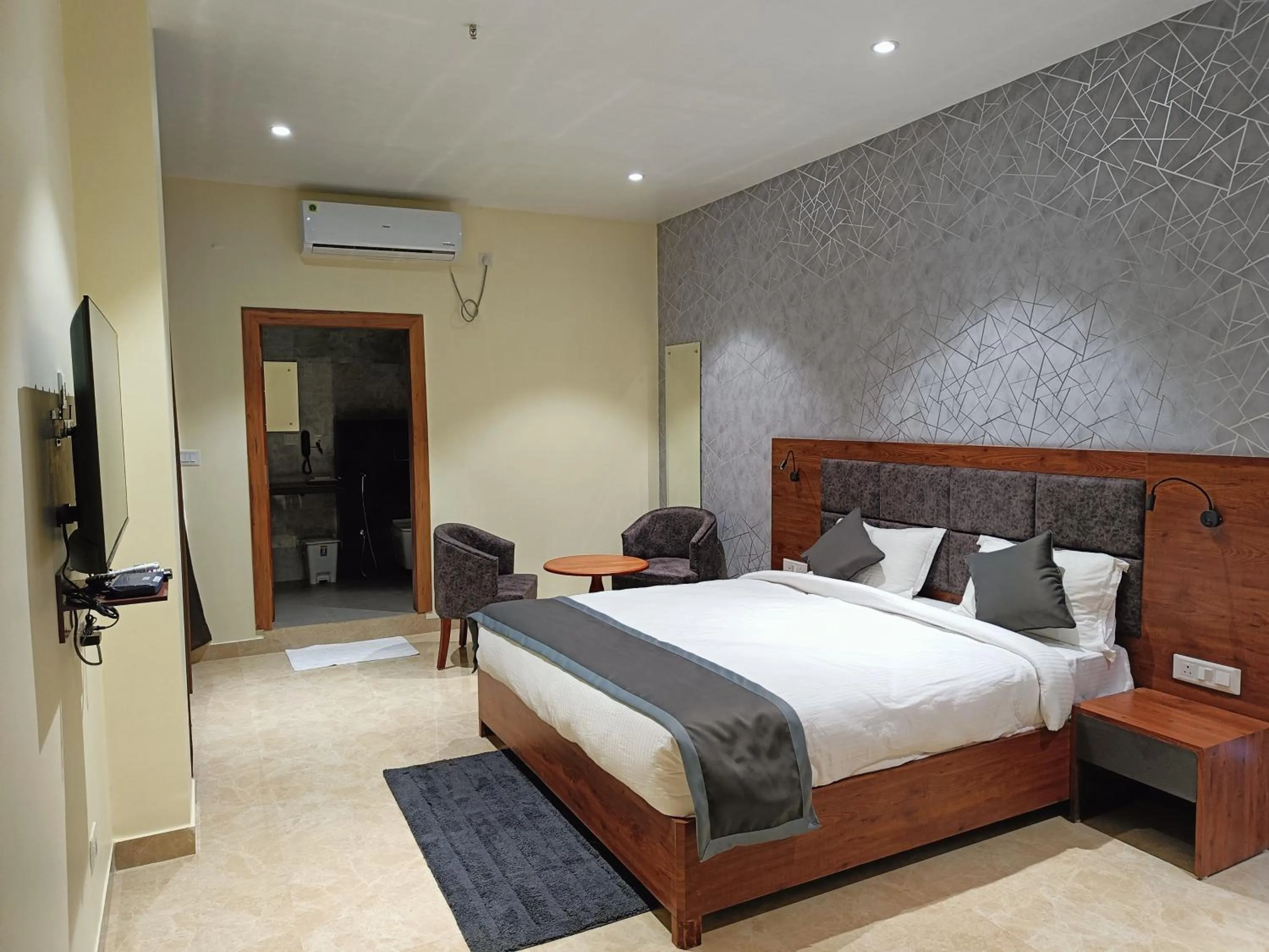 Deluxe Room - single occupancy in HOTEL GOLDEN ORCHID