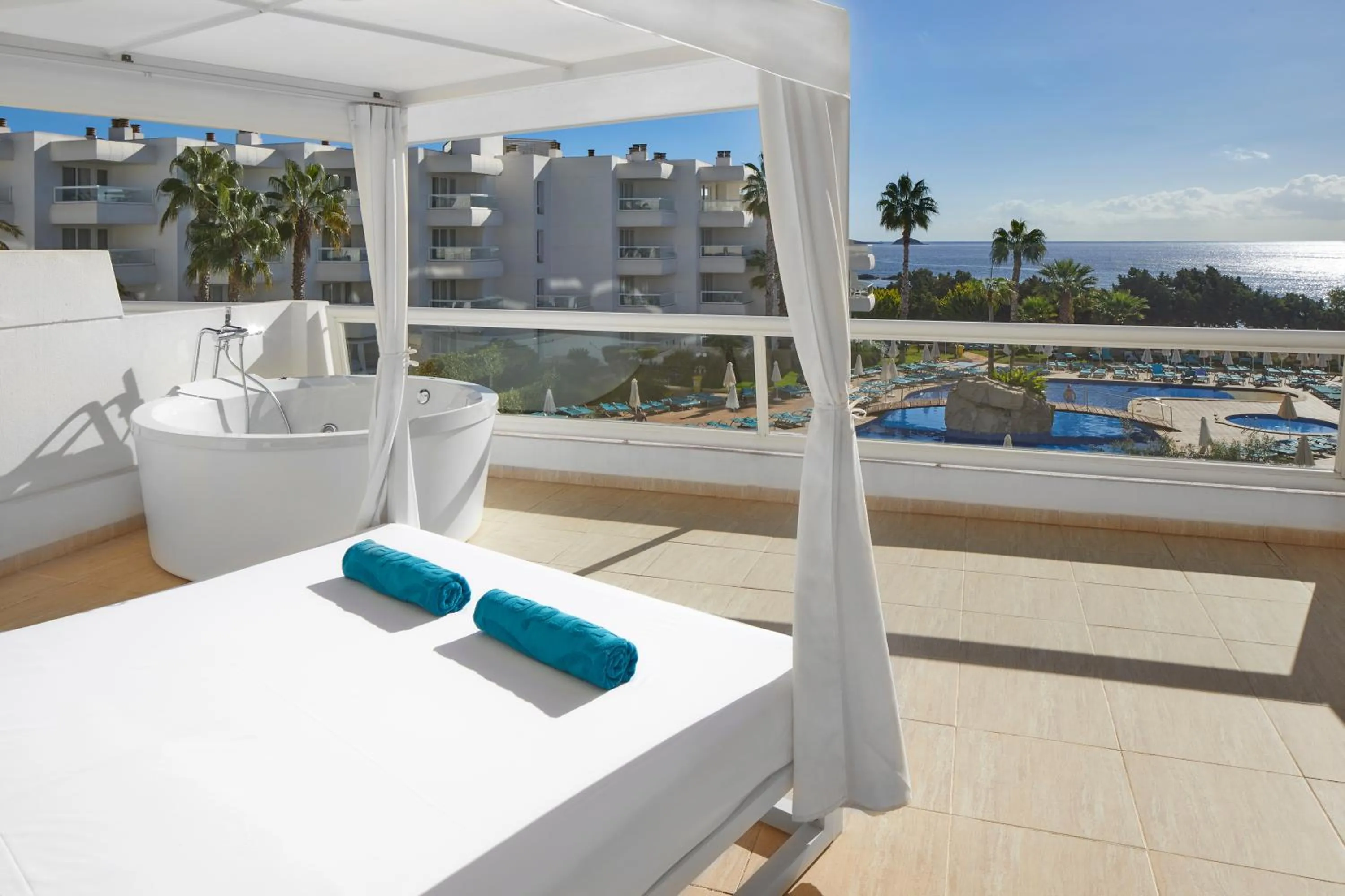 Deluxe Double Room with Front Sea View and Hot Tub in Aparthotel Tropic Garden