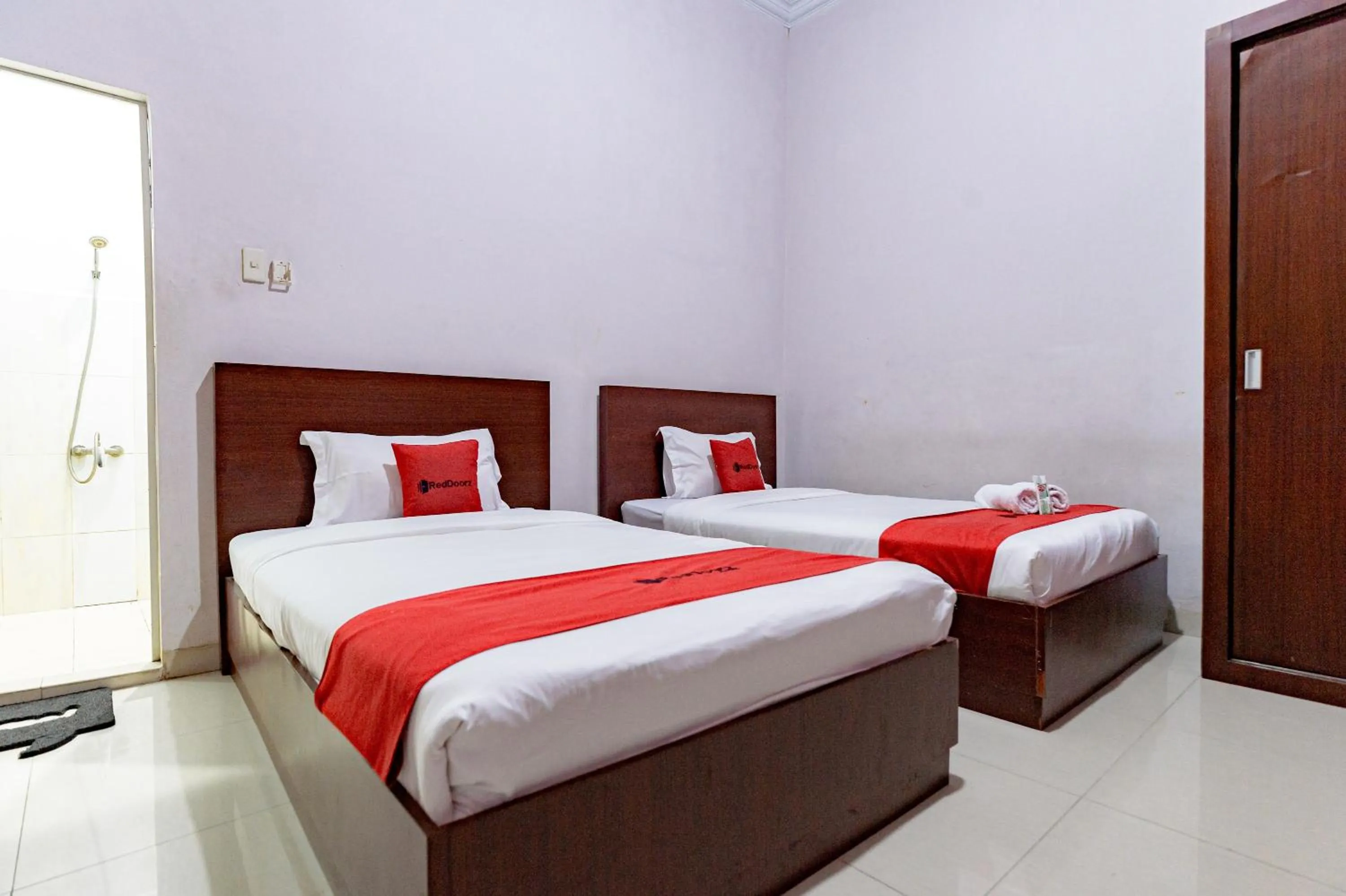 Twin Room in RedDoorz Syariah near UISU Medan