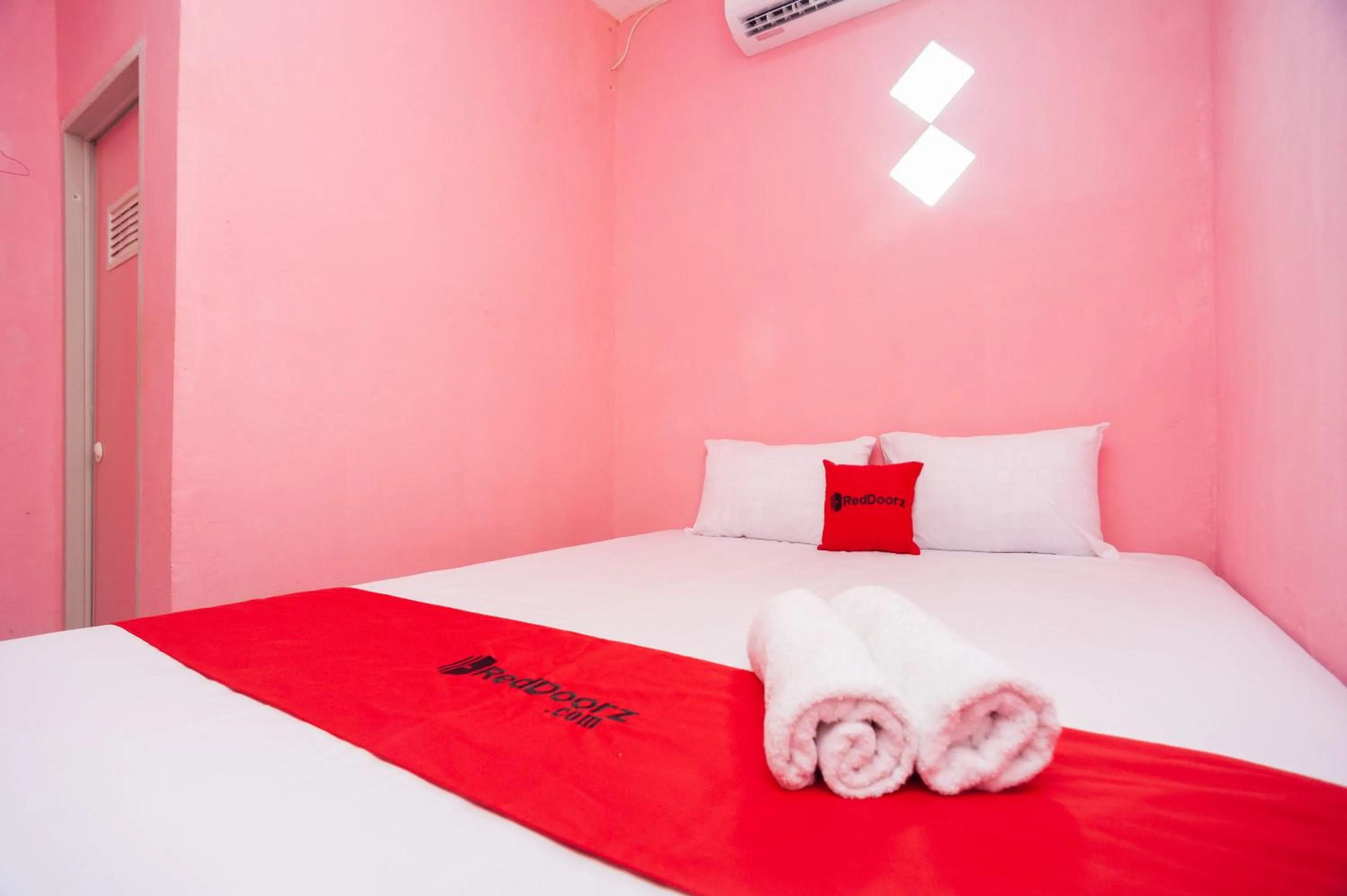 Standard Double Room in RedDoorz near Simpang Bandara SMB II